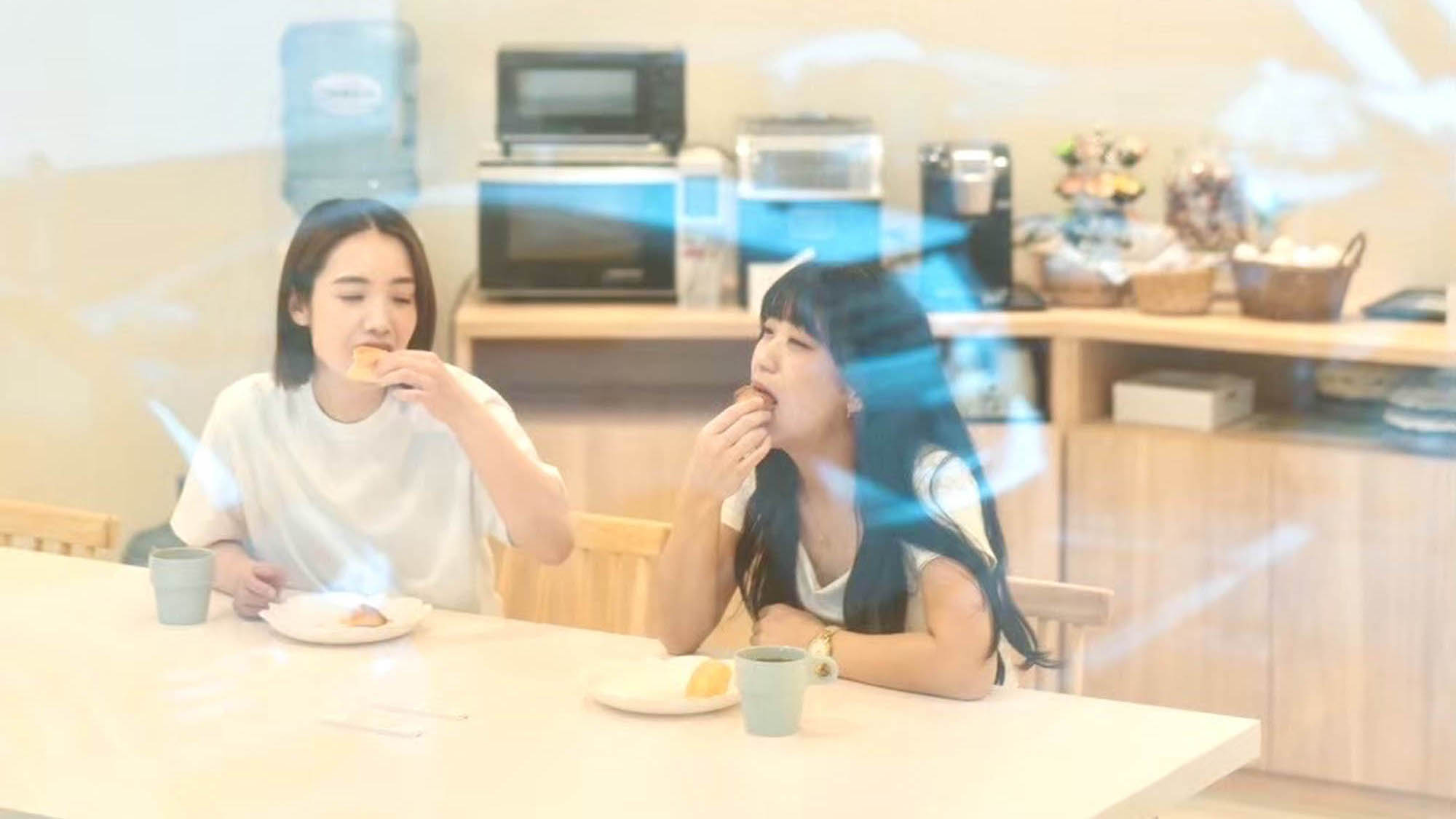 ・【フリースペース】光が差し込む共有のスペースです。無料のモーニングはこちらでお楽しみください