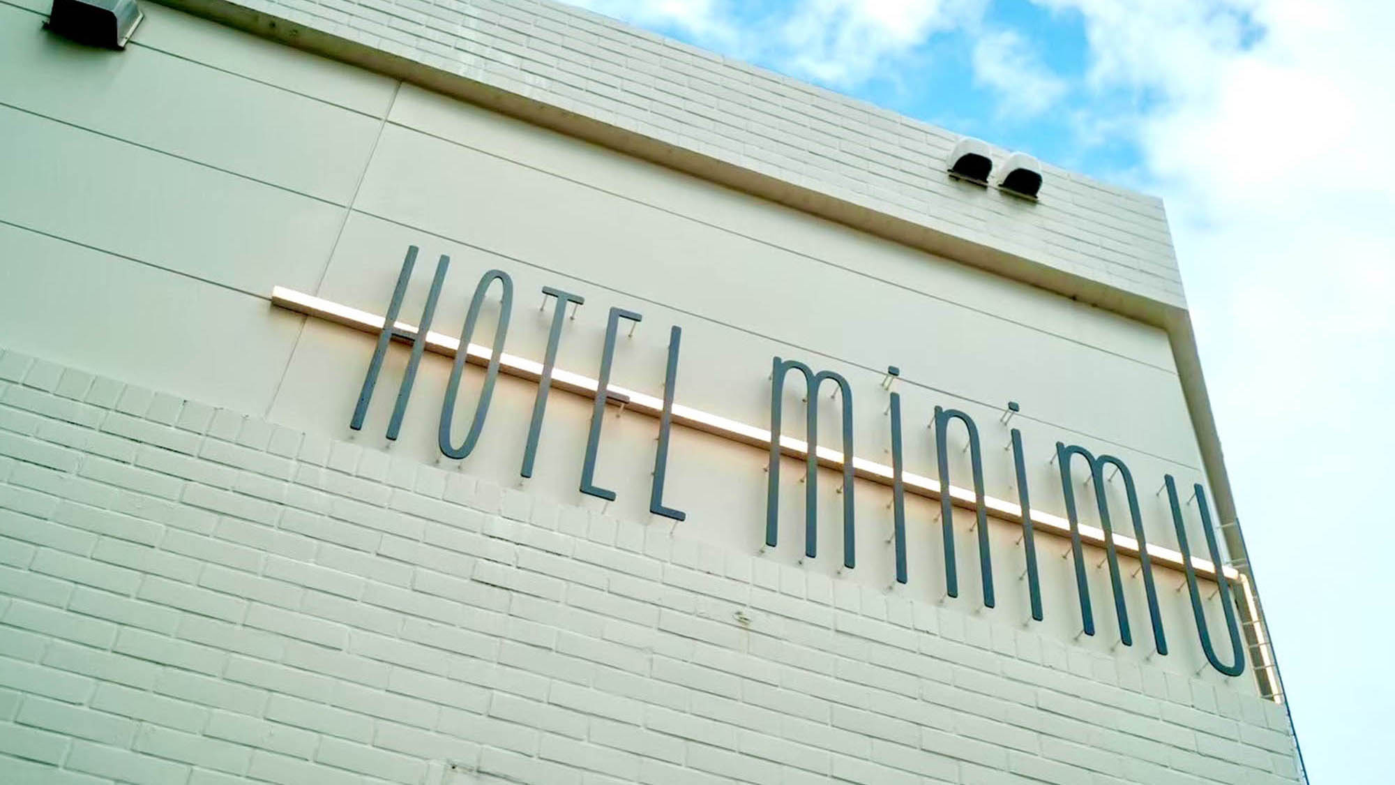 ・【外観】国際通りが徒歩圏内の立地にございます。飲食店も多くあり滞在中の買い物には困りません