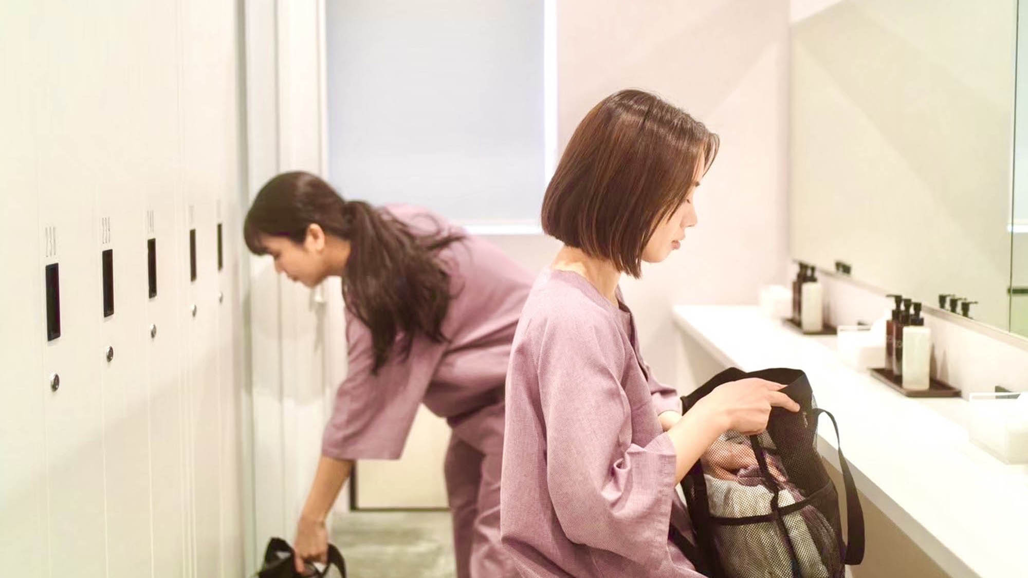 ・【パウダールーム】タオルの持ち運びに便利なバッグもご用意しております。館内移動の際はご利用ください