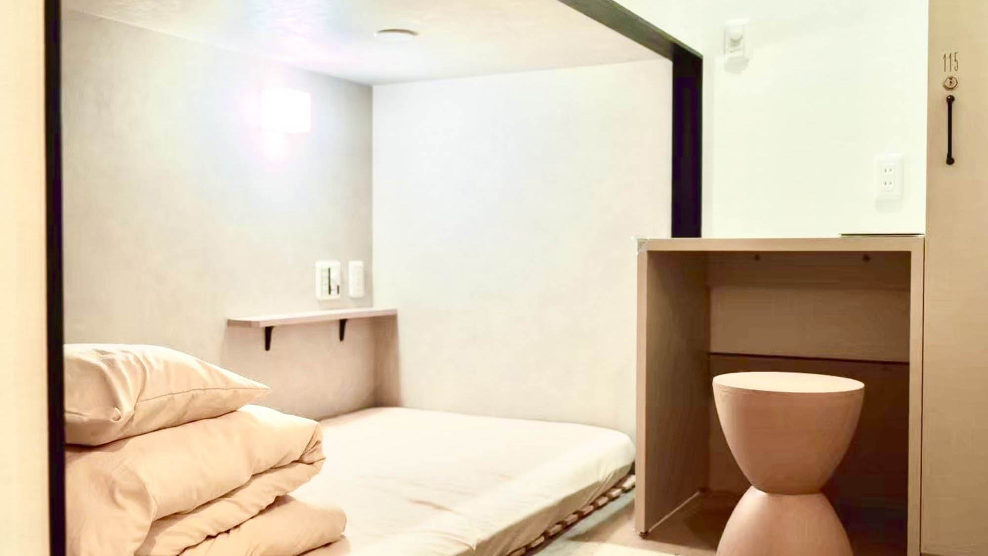 ・【1人用キャビンタイプ】デスクを設置しております。ちょっとした作業や支度の際にも便利です