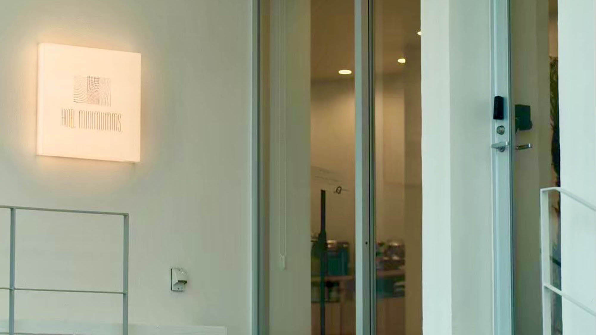 ・【エントランス】繫華街近くの便利な立地ながら、リーズナブルに滞在可能な女性専用カプセルホテルです