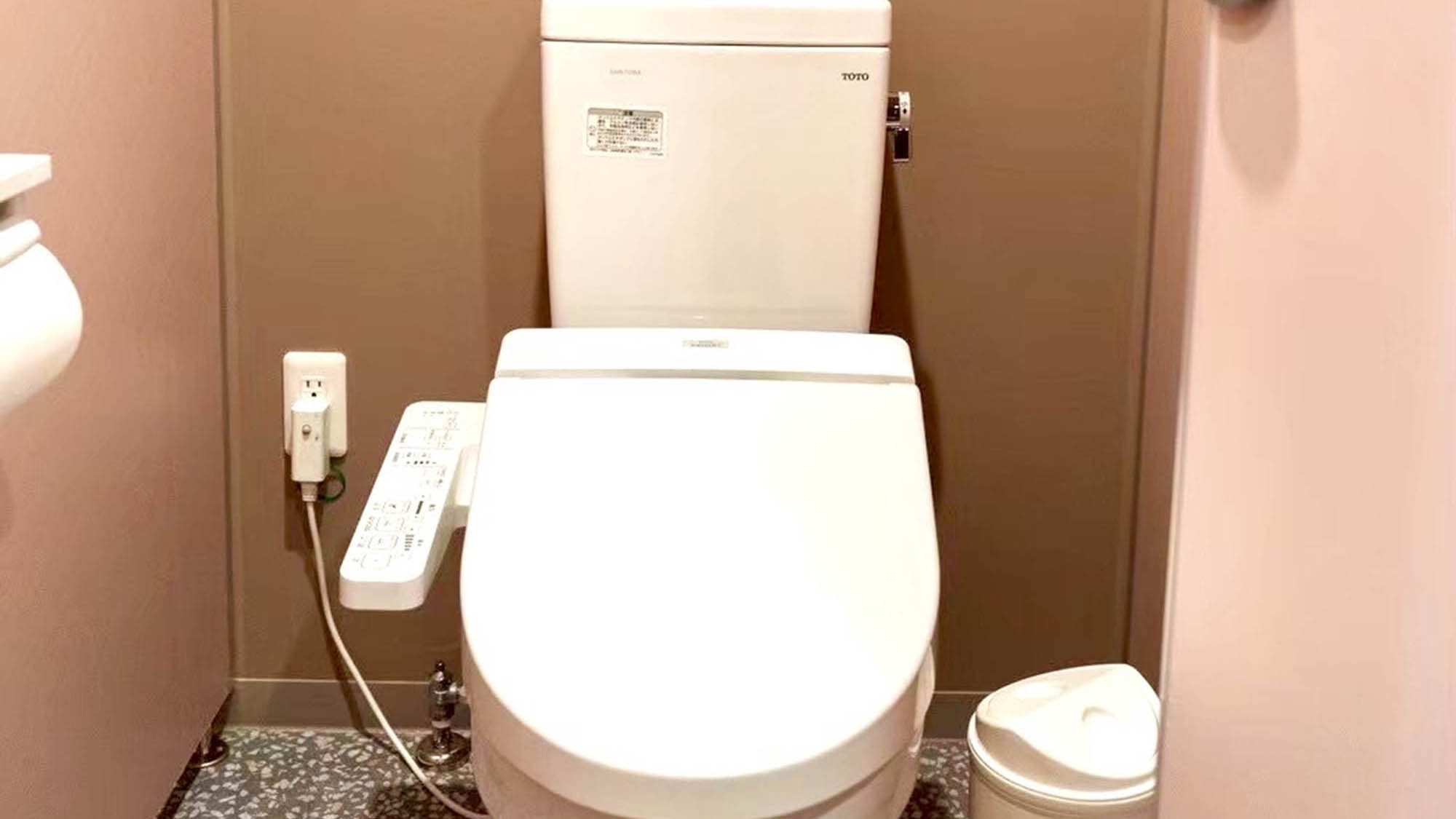 ・【共用トイレ】トイレには温水洗浄機能付き。清潔で快適にご利用いただけます