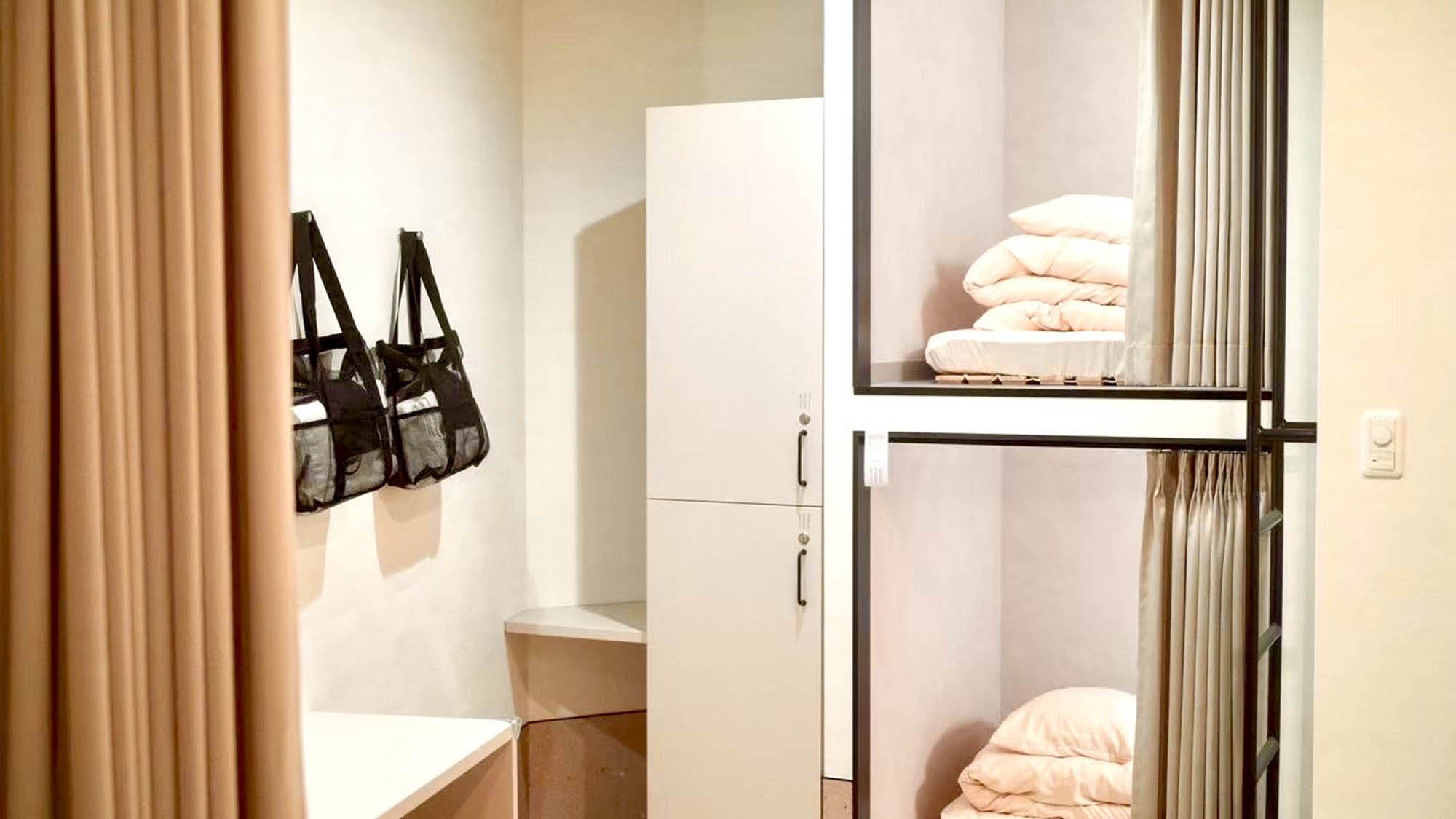 ・【キャビンツインタイプ】鍵付きロッカーは2人分ご用意。大きめロッカーで荷物が多くても安心です