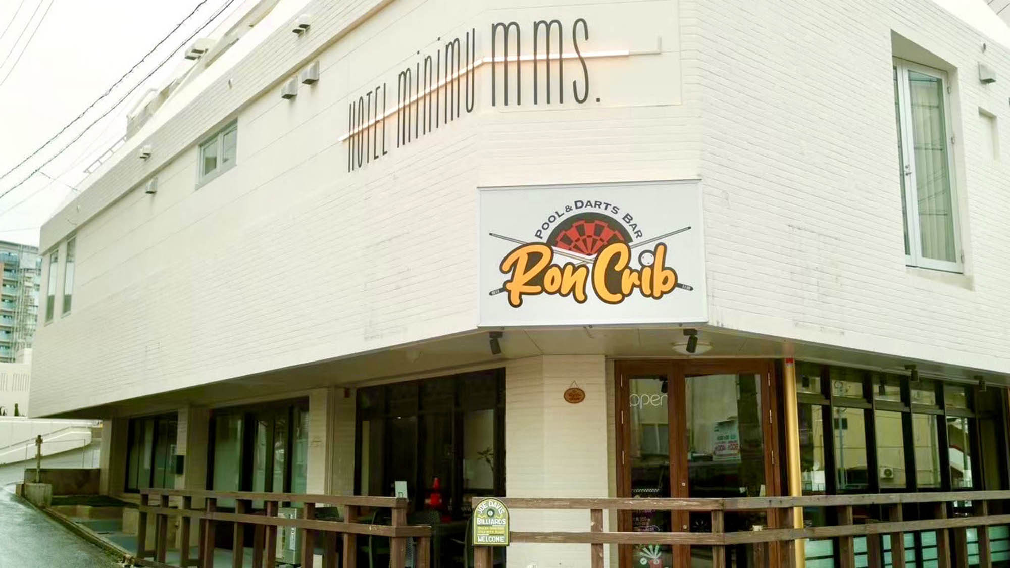 ・【外観】周囲には飲食店や観光スポットが豊富。那覇旅行の拠点としてぴったりなロケーションです