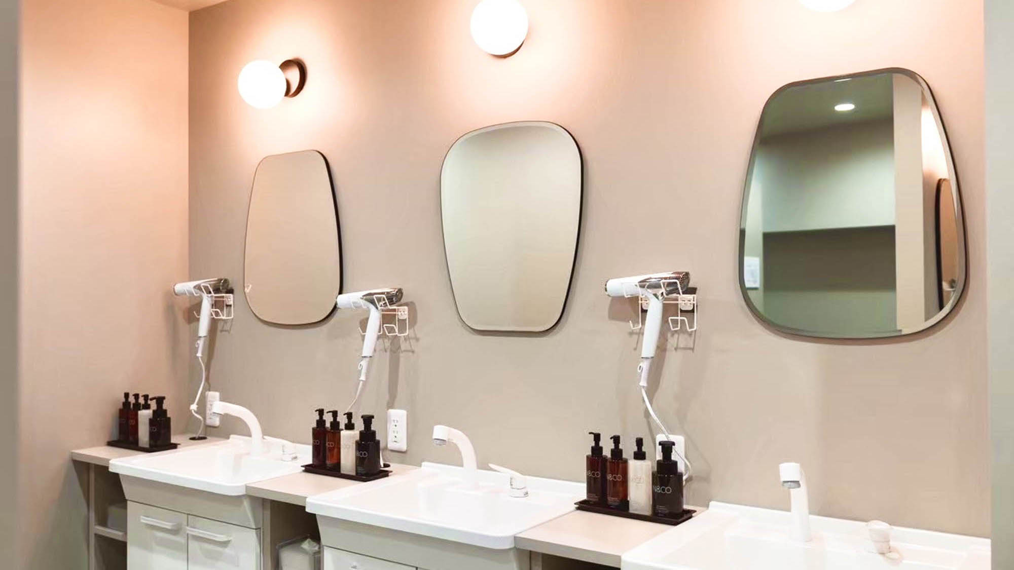 ・【パウダールーム】ドライヤーはReFa製のものをご用意。旅先でも髪を労わってお過ごしいただけます