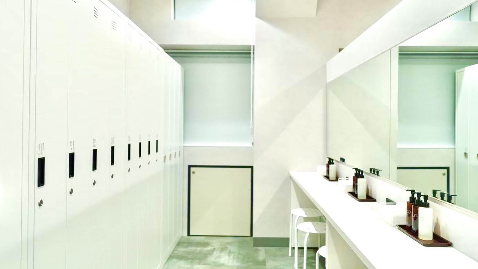 ・【パウダールーム】明るく清潔感のある空間です。アメニティも上質で、お風呂上りも快適です