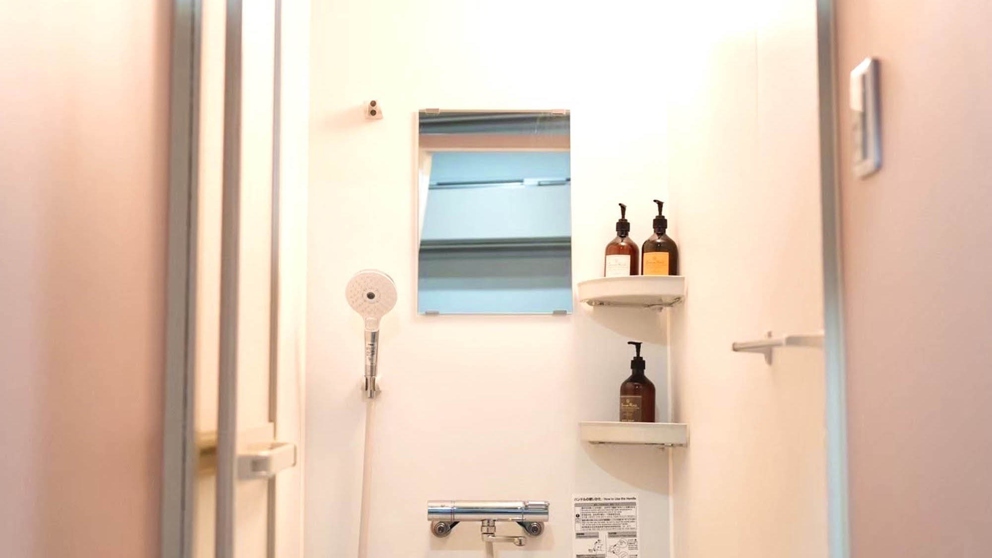 ・【シャワールーム】バスアメニティもご用意しております。細かい荷物を減らしてお越しください