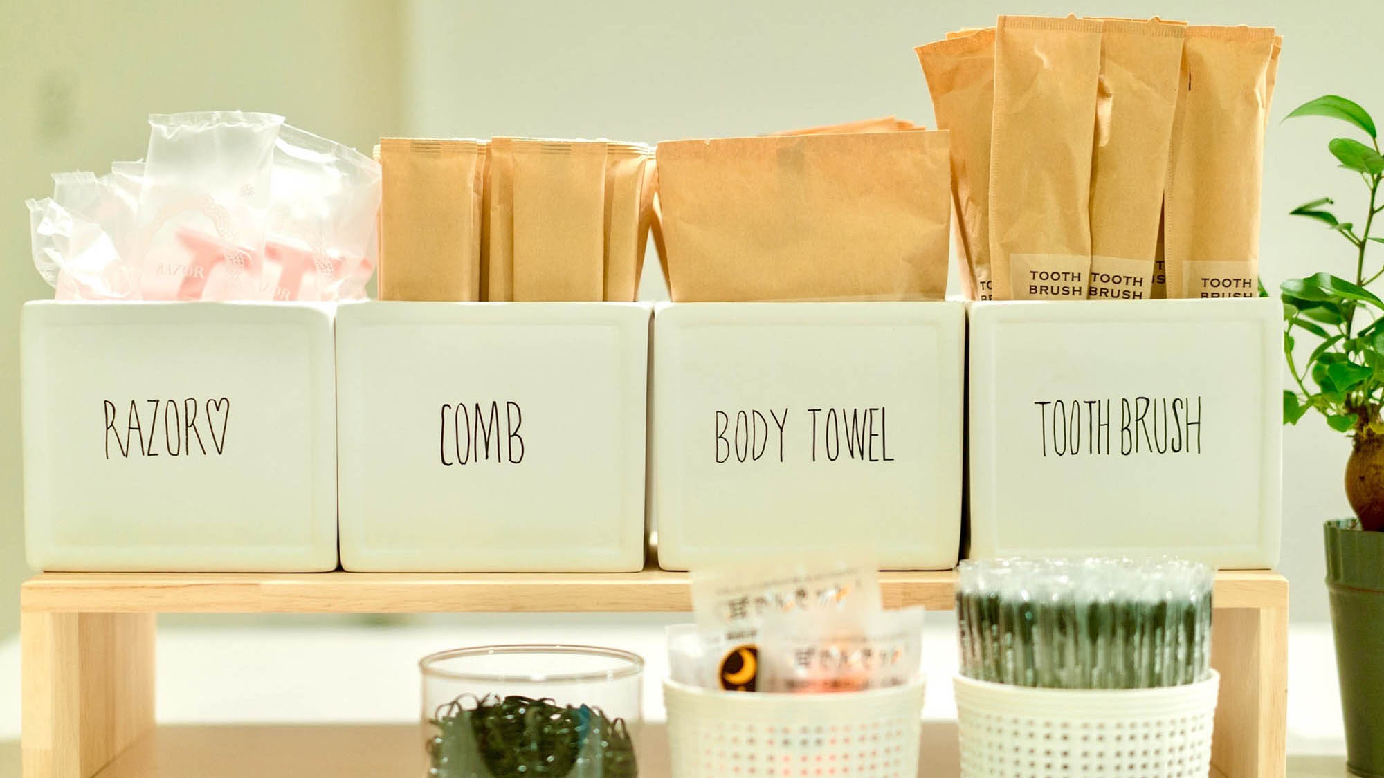 ・【アメニティ】アメニティバーには、ボディタオルや歯ブラシなどあると嬉しい備品を取り揃えております