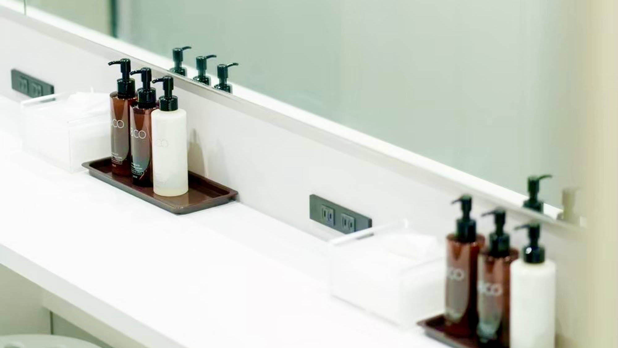 ・【パウダールーム】アメニティには、KOSEの「Nature and Co.」を揃えております