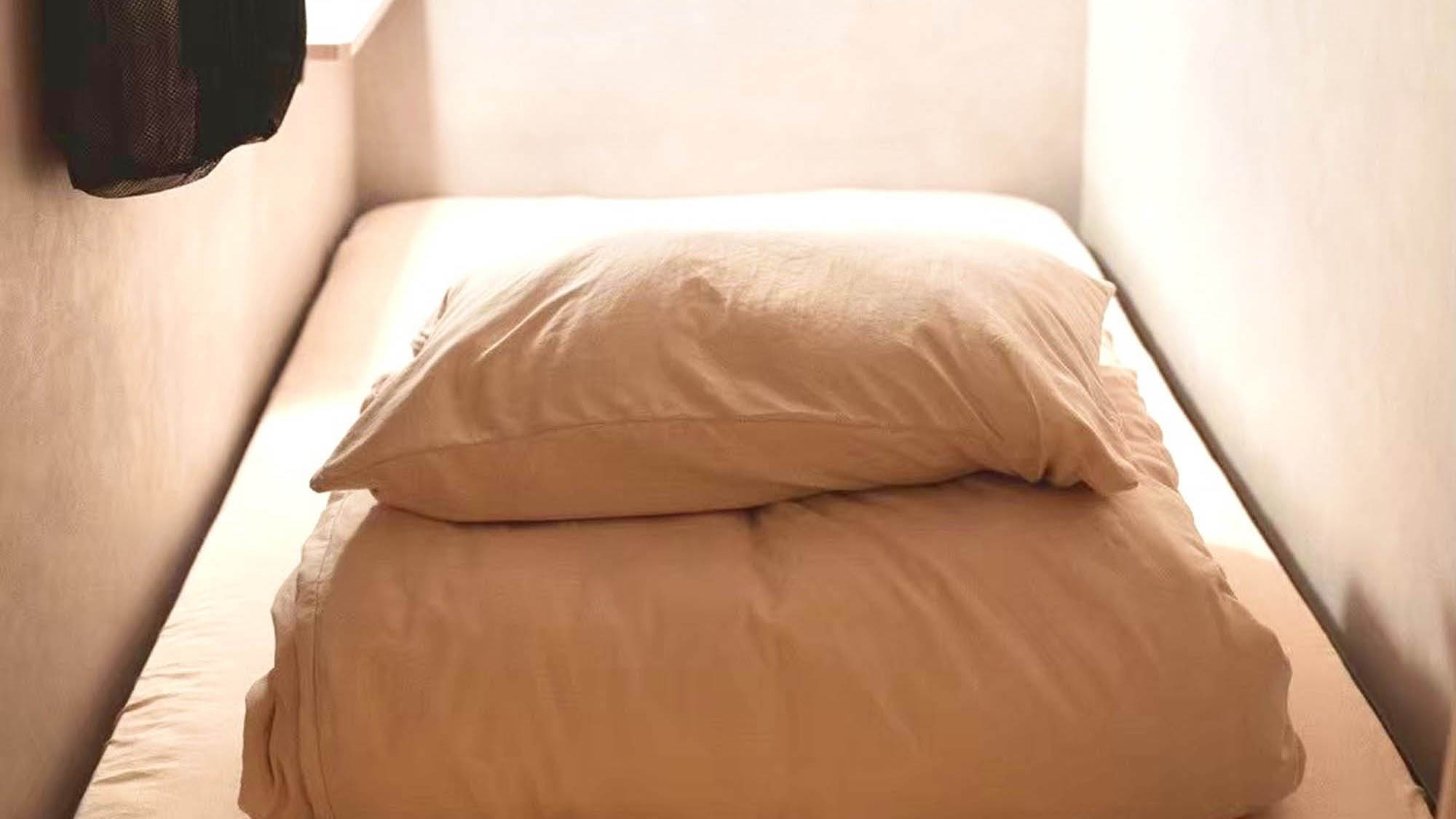 ・【カプセルタイプ(縦型)】カプセル内にタオルやパジャマをご用意。快適な滞在にご利用ください