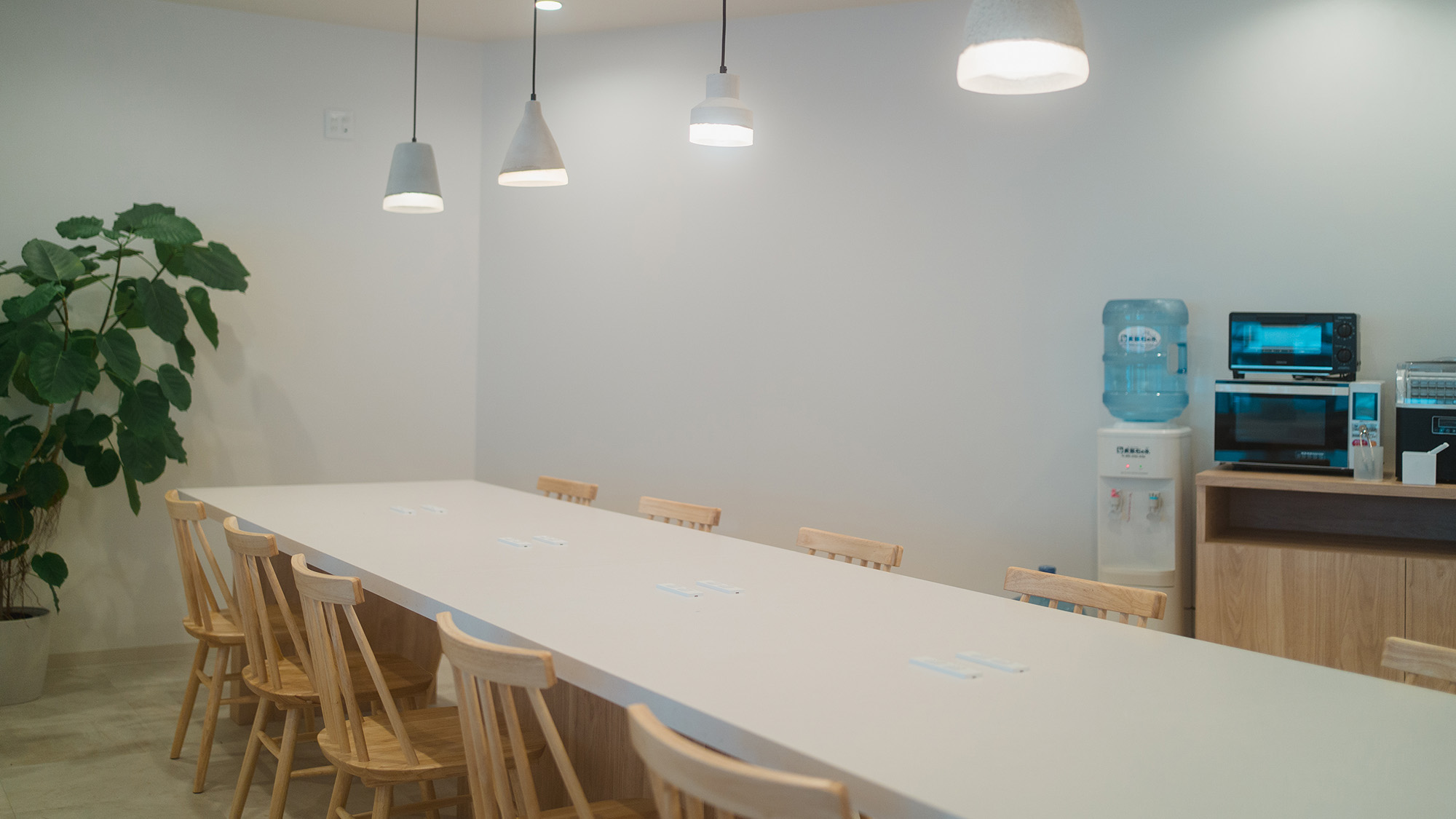 ・【フリースペース〈CAFE CO〉】飲食はこちらでお願い致します（客室内での飲食不可）