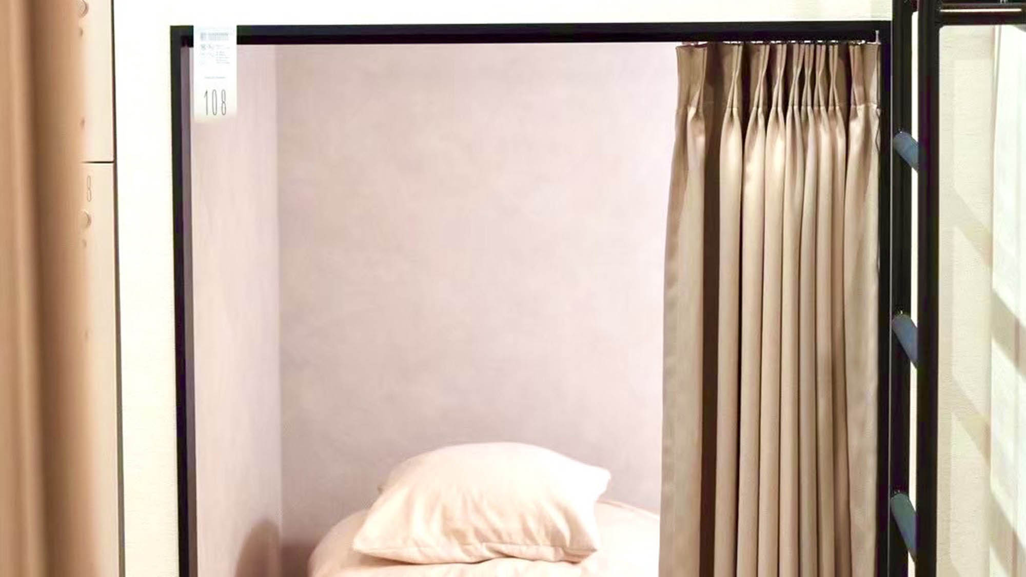 ・【キャビンツインタイプ】カーテンを閉め切れば自分だけの空間に。居心地の良い雰囲気のお部屋です