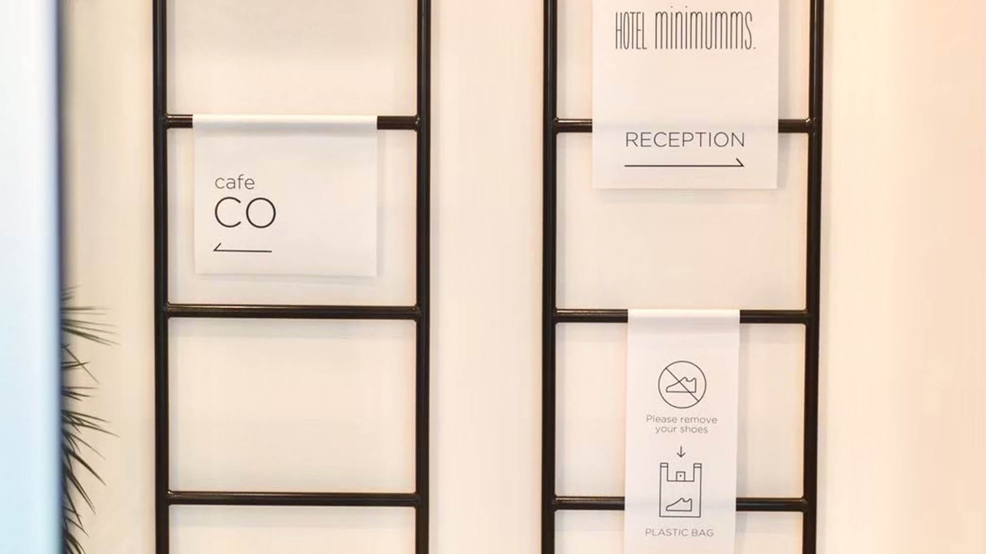 ・【エントランス】遊び心のある案内表示がお客様をお出迎え。快適で上質な滞在時間の始まりです