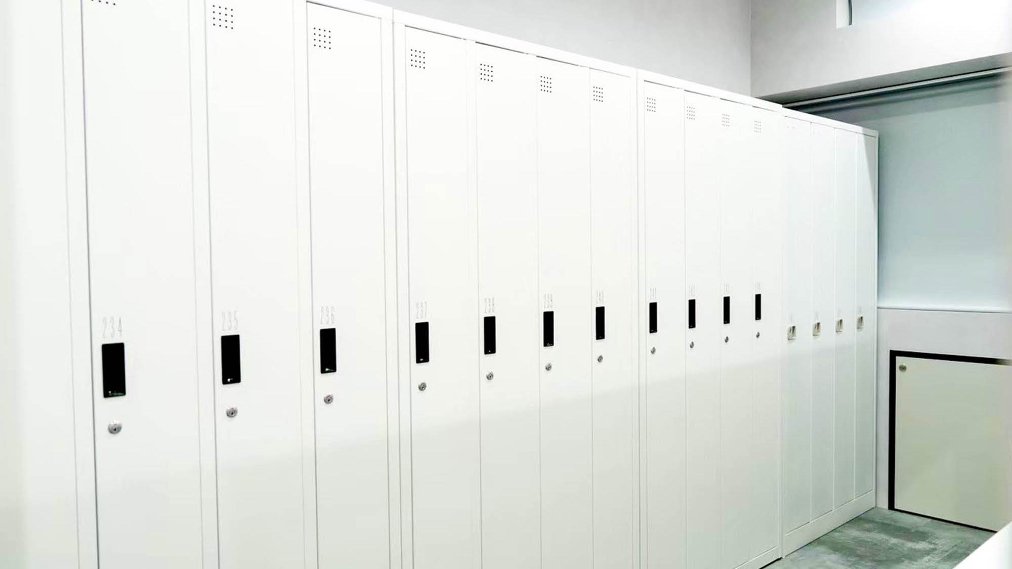 ・【ロッカー】パウダールームにもロッカーをご用意しております。荷物を安全に保管いただけます