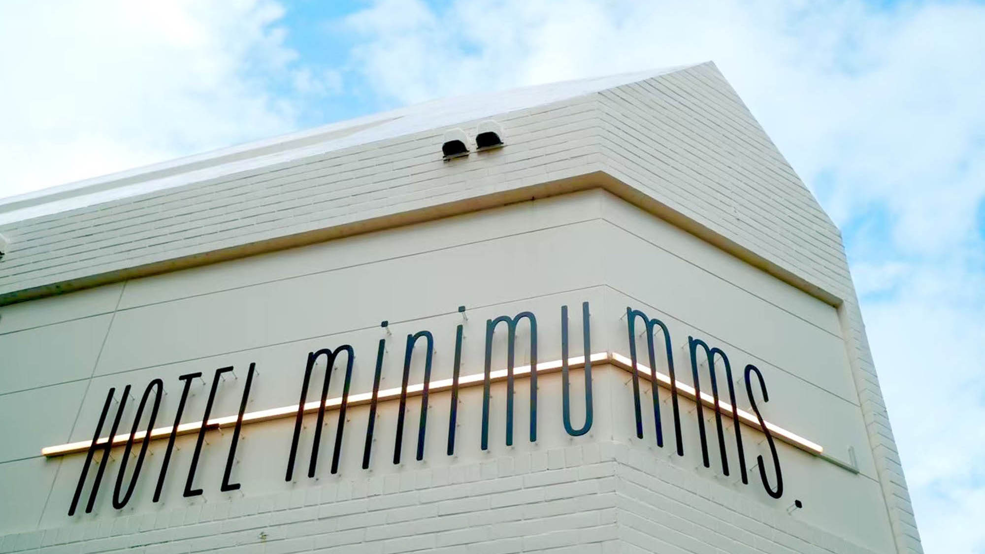 ・【外観】牧志駅より徒歩約6分！駅近の便利な立地に加え、安心してお過ごしいただける女性専用施設です