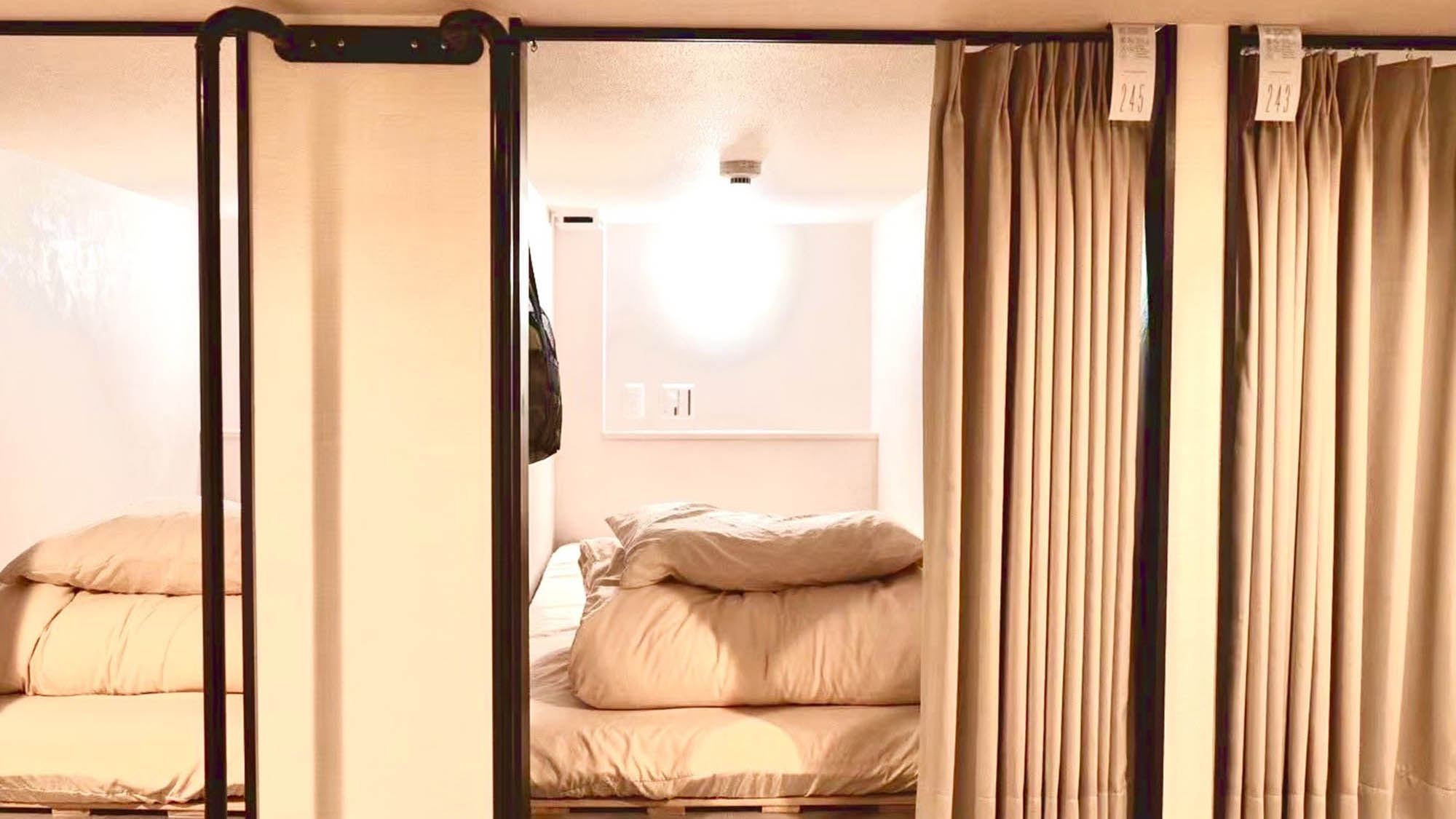 ・【カプセルタイプ(縦型)】コンパクトながら、コンセントや照明を完備し快適にお寛ぎいただける空間です