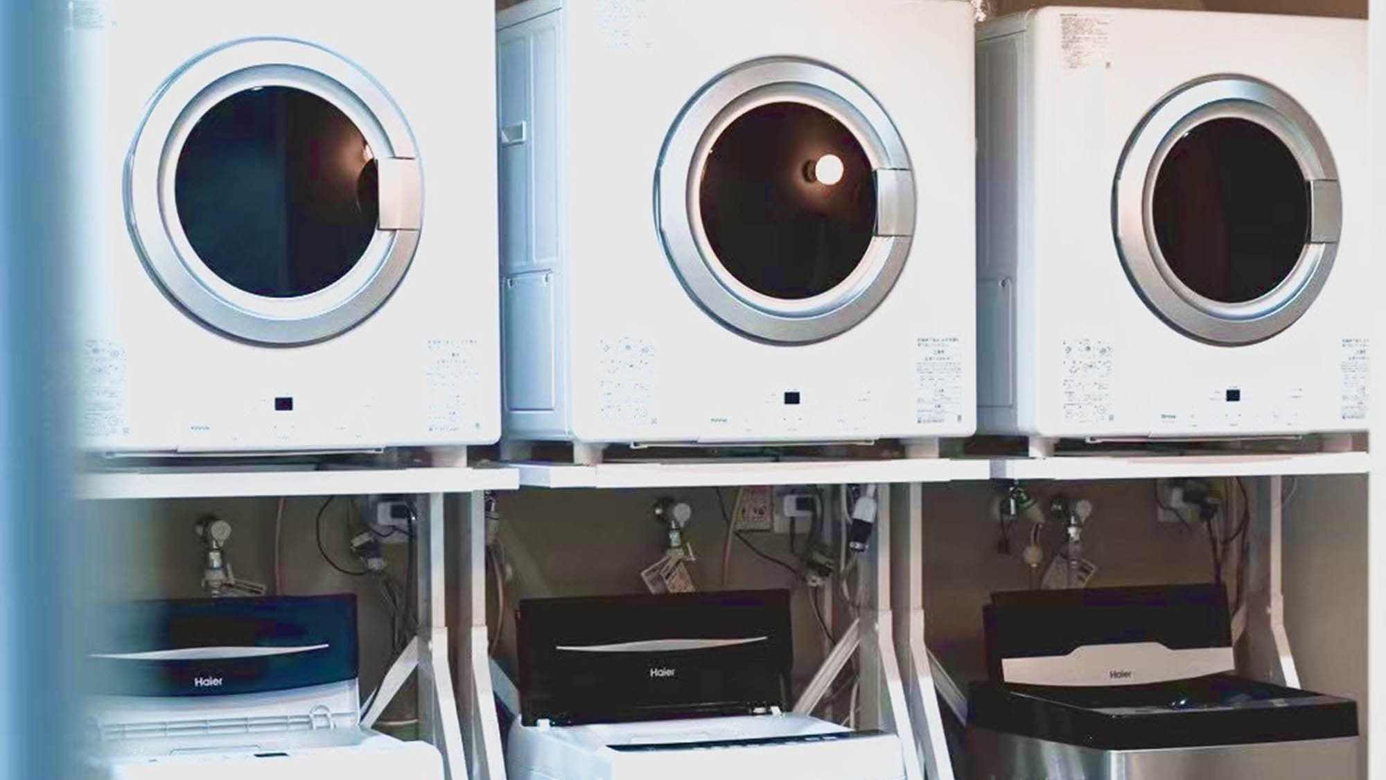 ・【ランドリーエリア】無料で利用可能な洗濯機・乾燥機を完備。連泊でも安心してお過ごしいただけます◎