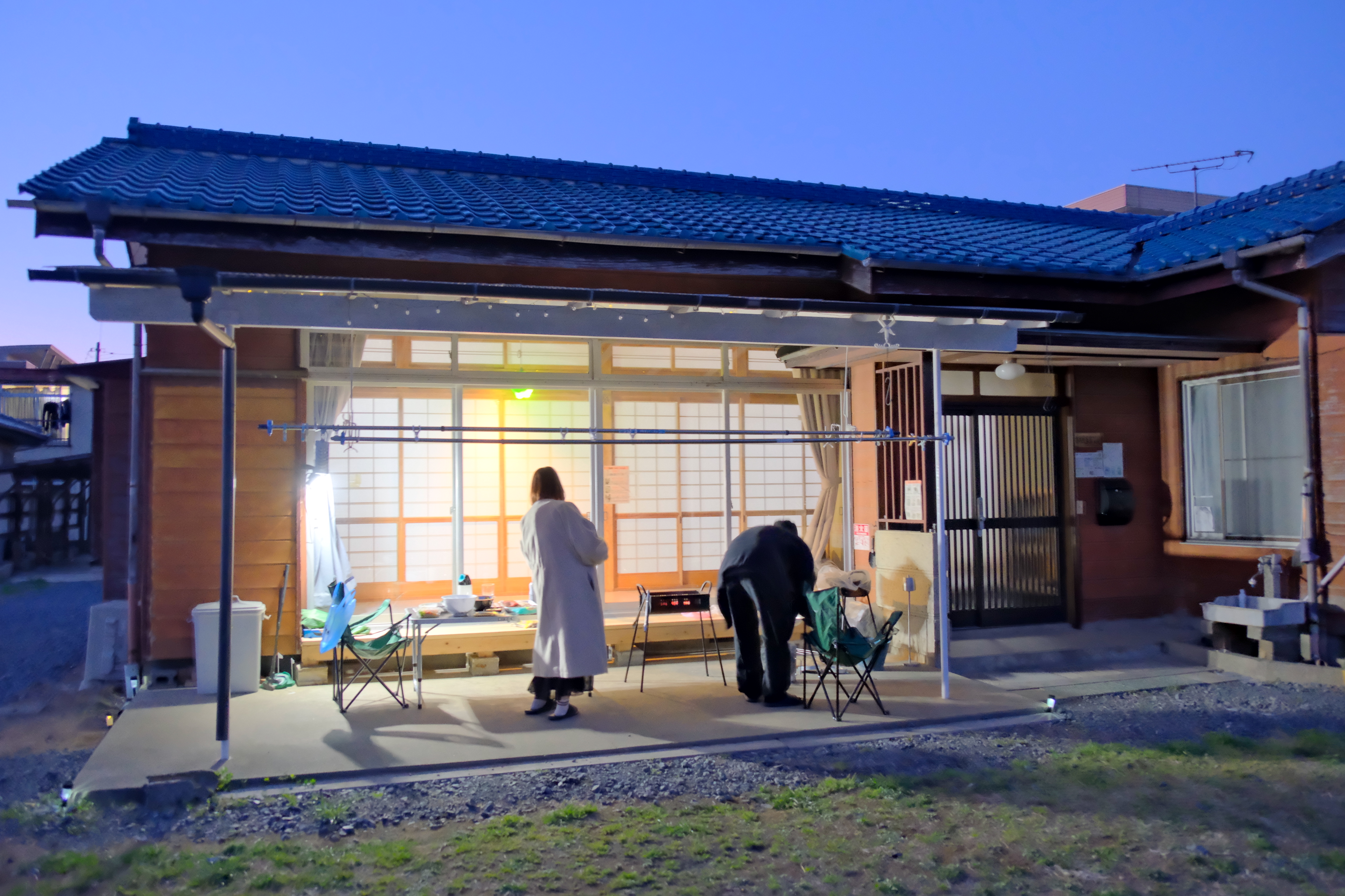 夜の古民家とBBQエリア