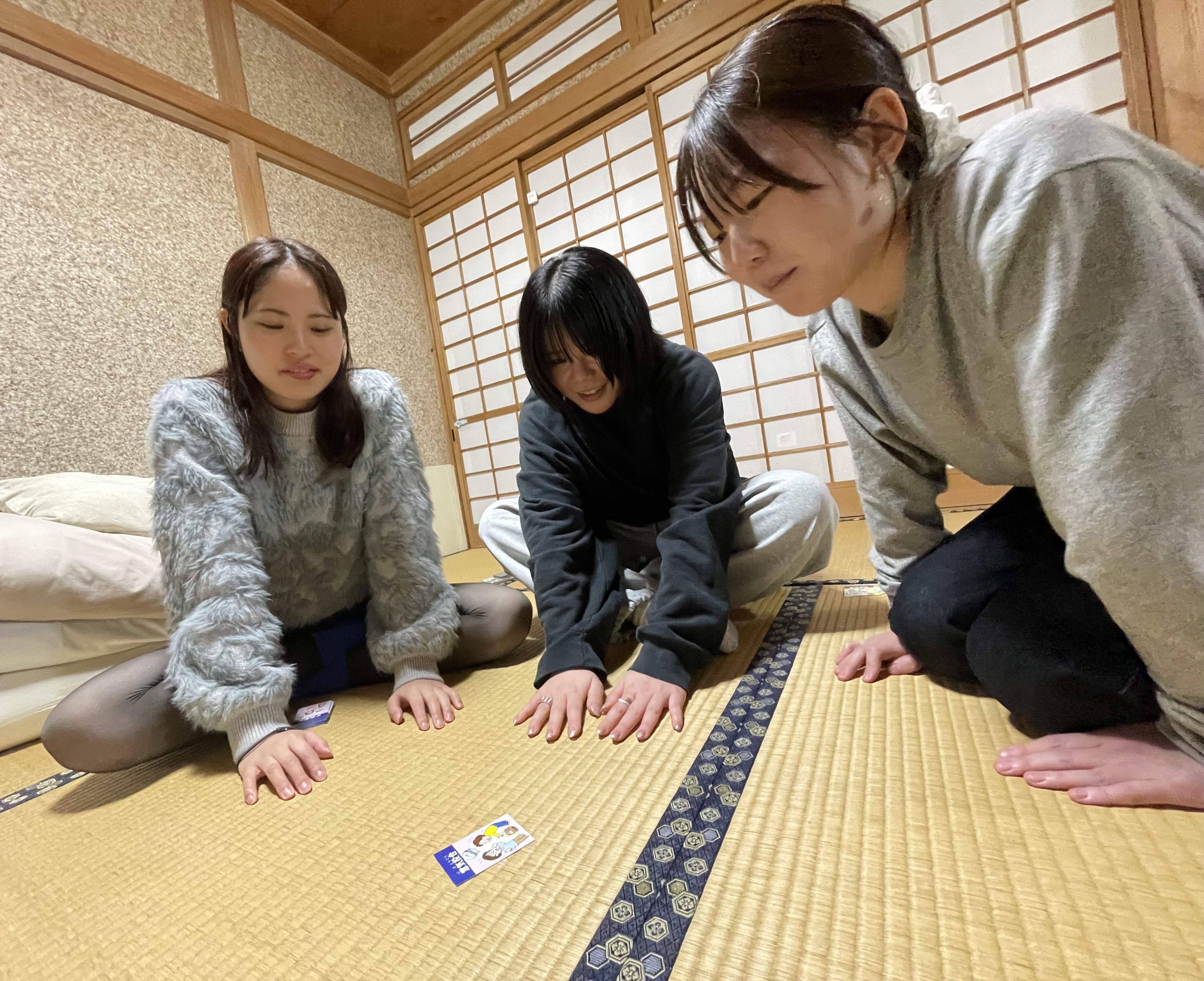 畳の上でかるた大会