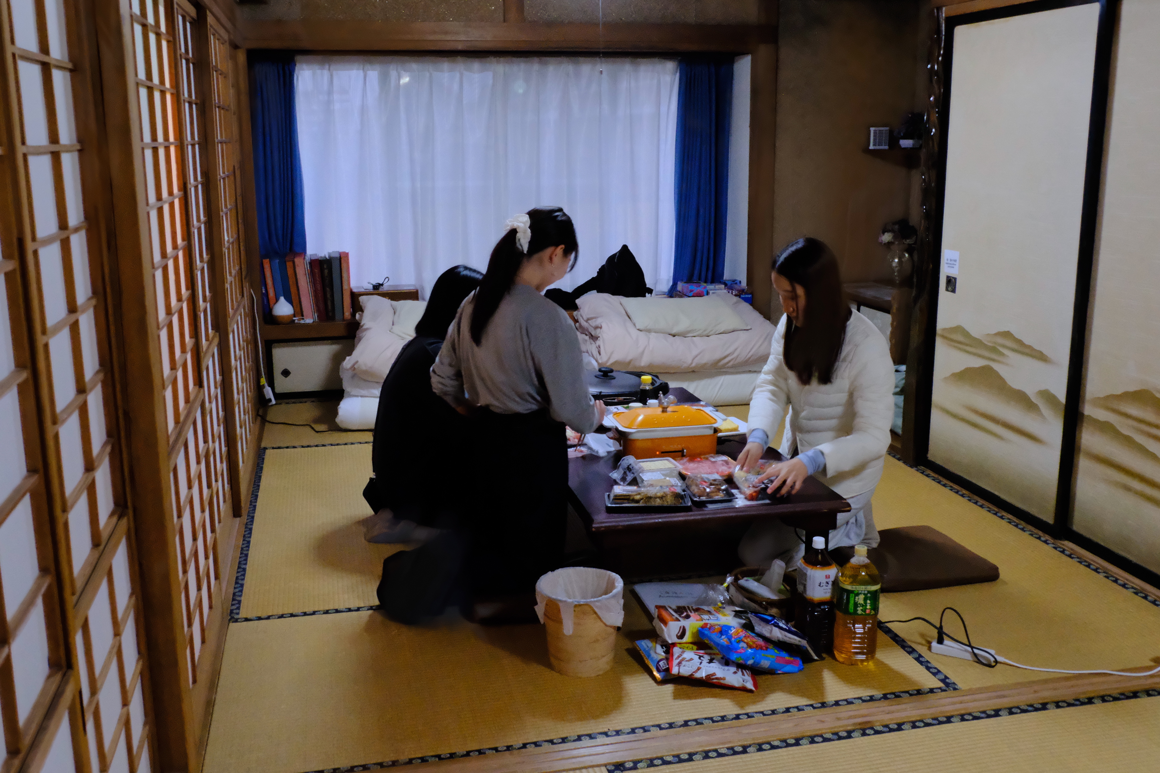 大きな机を囲んでお食事