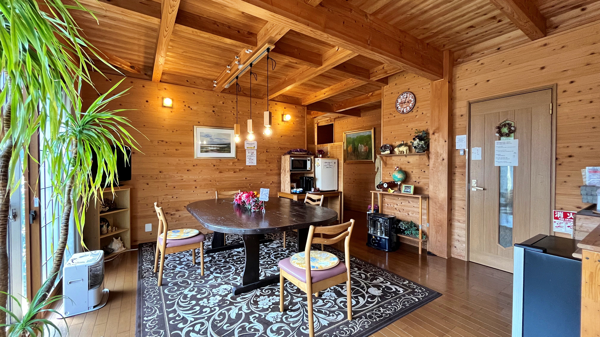 【お食事処】朝食、夕食を皆さんご一緒に同じテーブルを囲んで、いい出会い、いい思い出に