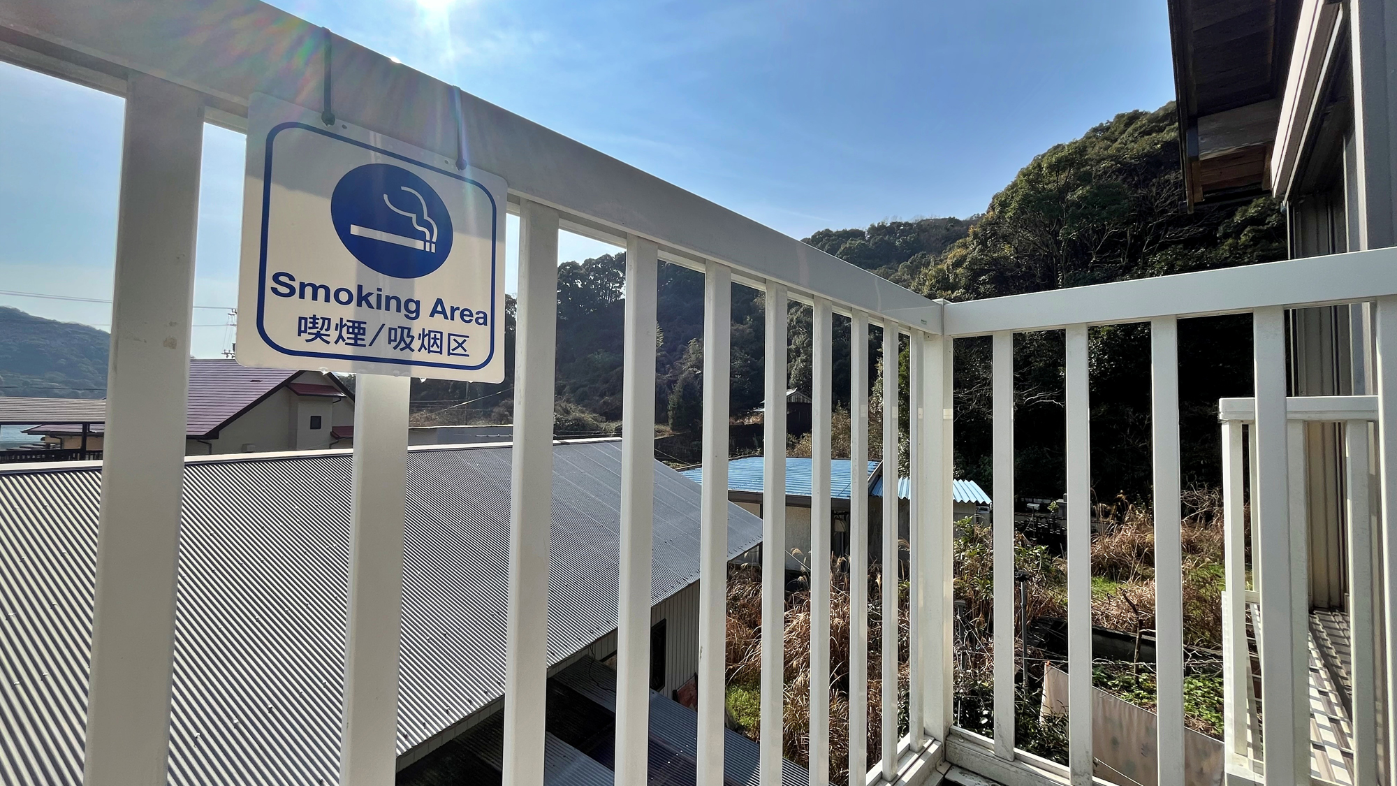 【喫煙スペース】館内は全館禁煙なので、2階に廊下の先にあるこちらをご利用ください　　