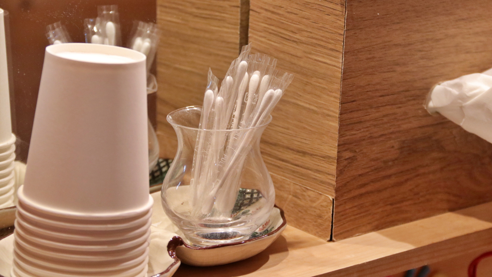 【浴室前の共用の洗面】紙コップ、綿棒、ハンドソープなどご自由にご利用ください