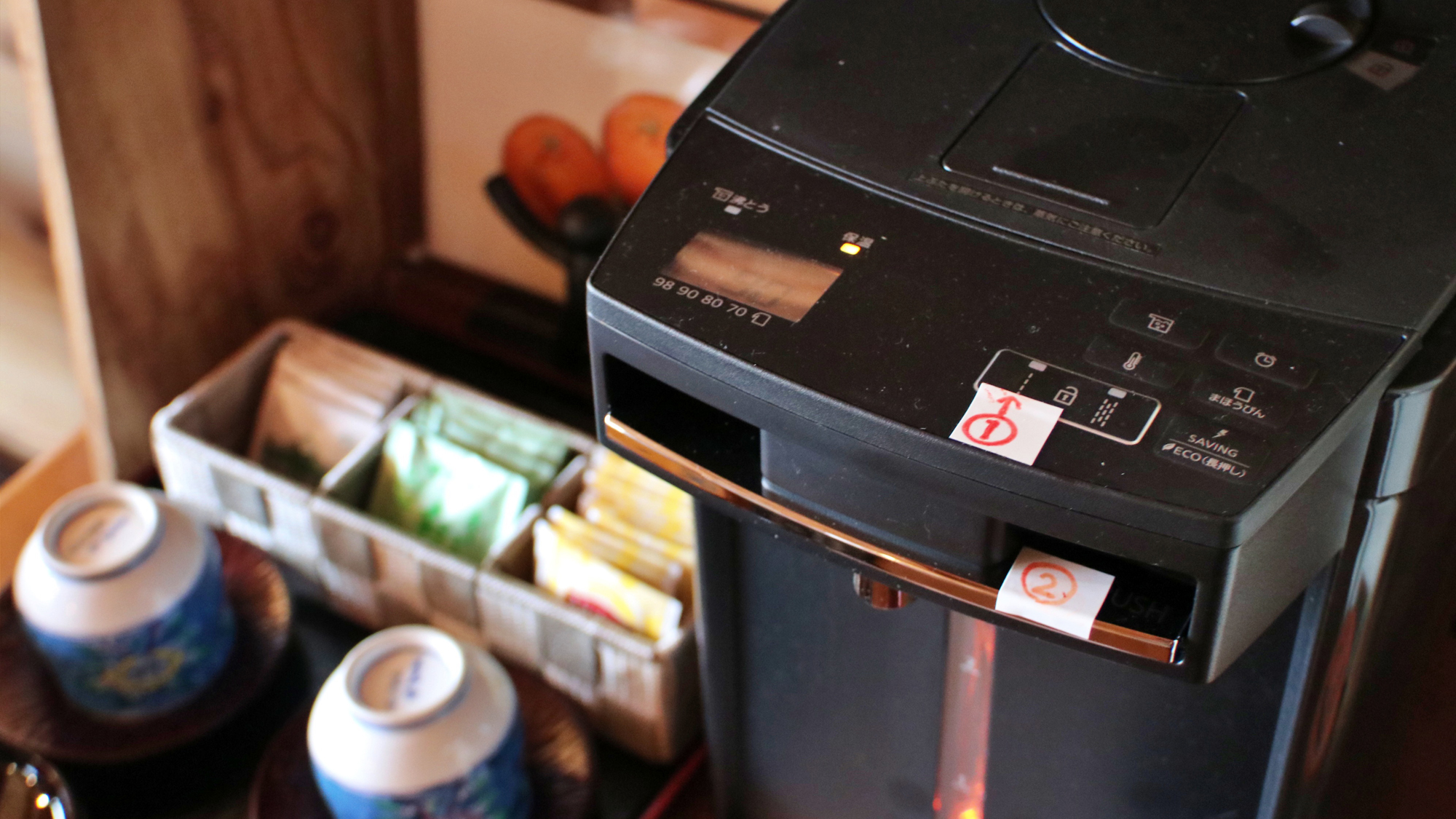 【ドリンクコーナー】1階お食事処に、ポットやお茶などご自由にご利用ください