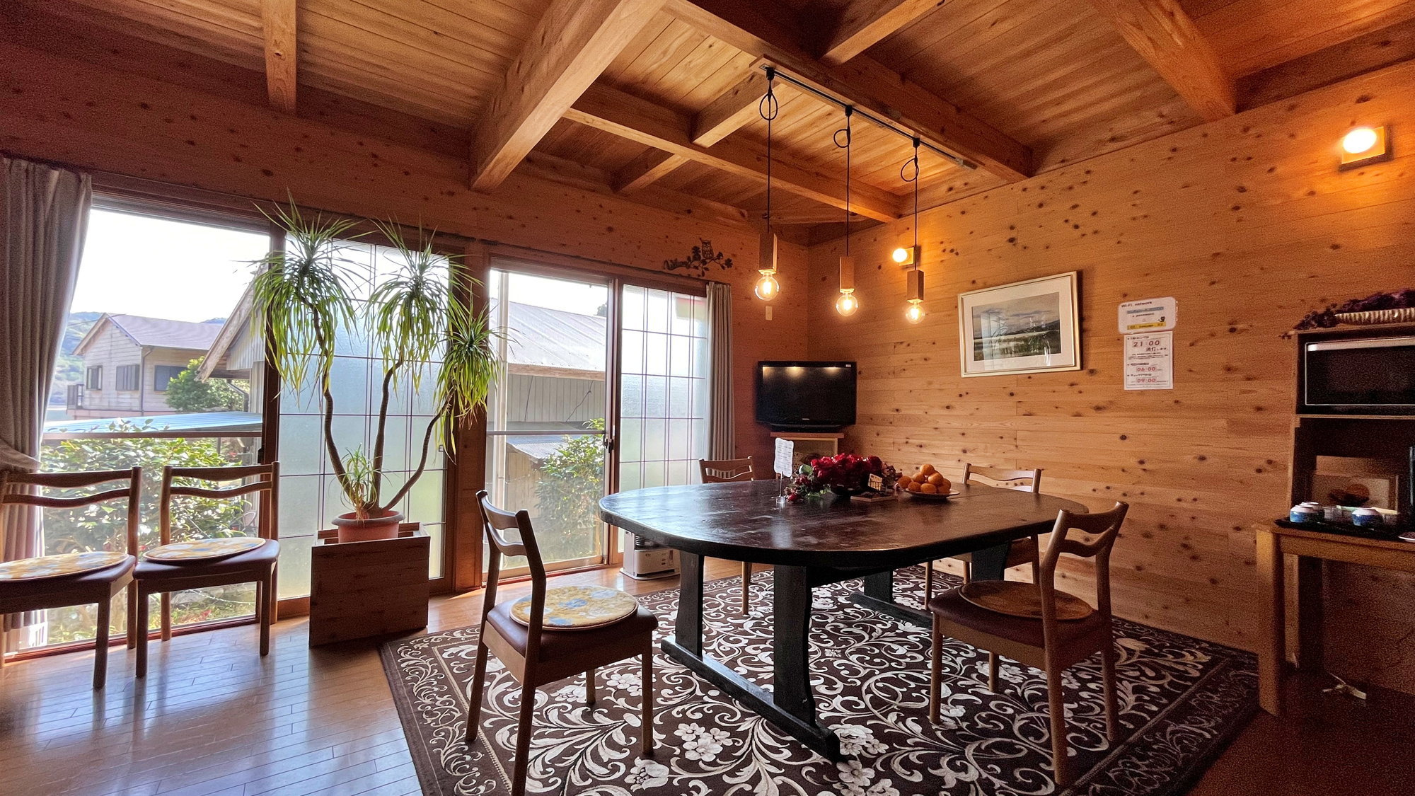 【お食事処】朝食、夕食を皆さんご一緒に同じテーブルを囲んで、いい出会い、いい思い出に