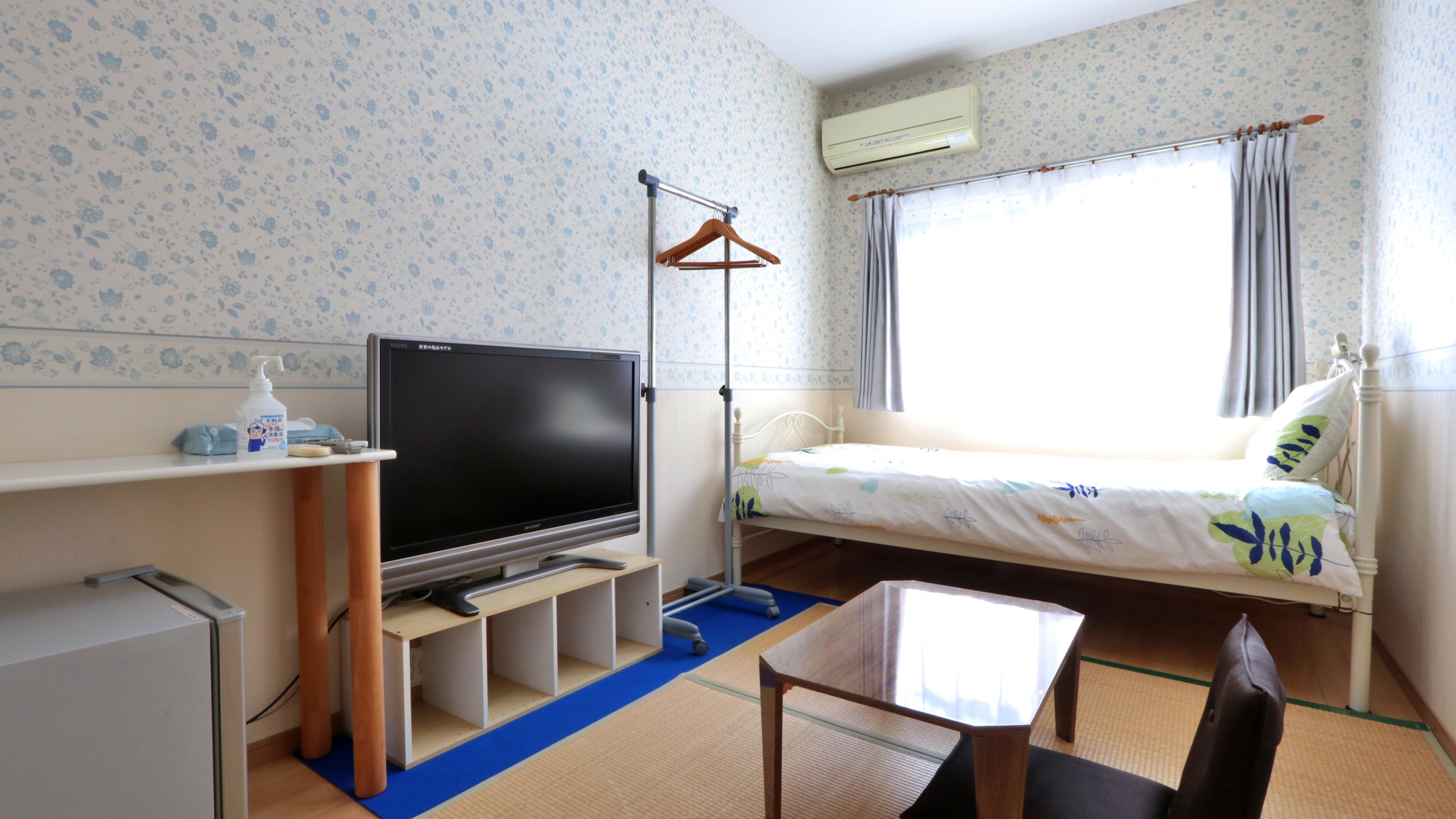 【セミダブル洋室】全室TV、冷蔵庫、エアコン、Wi-Fi完備