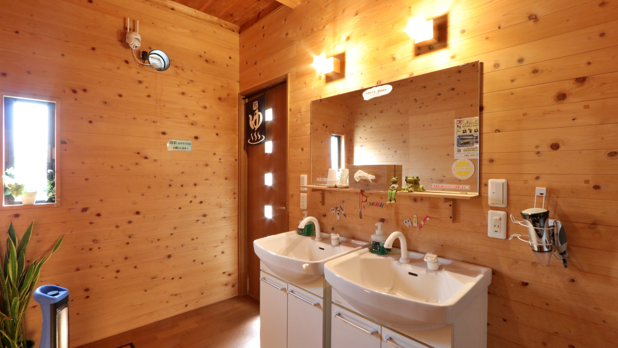 【浴室前の共用の洗面】朝の支度や寝る前のご準備はこちらをご利用ください