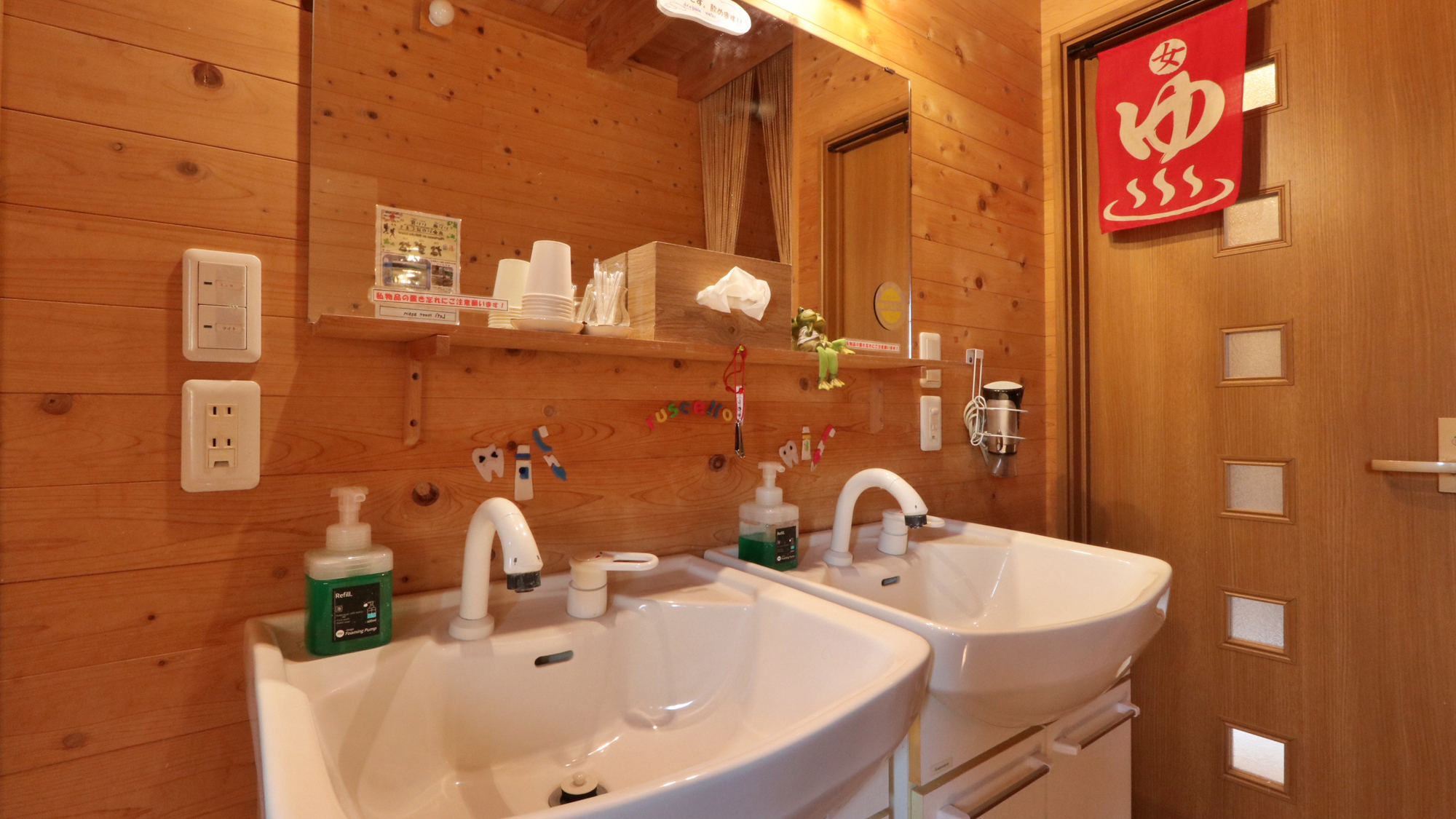 【浴室前の共用の洗面】ドライヤーのご利用はこちらでお願いいたします