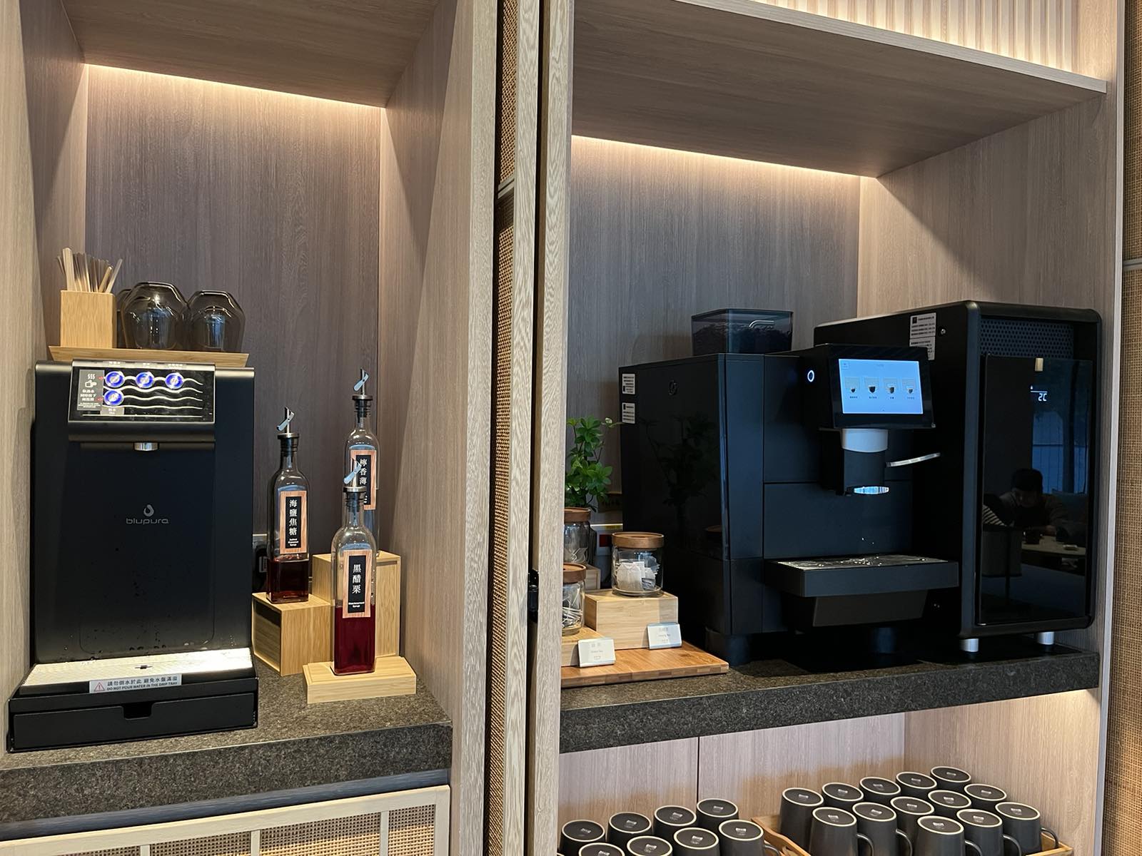 ラウンジでコーヒー、お茶無料提供