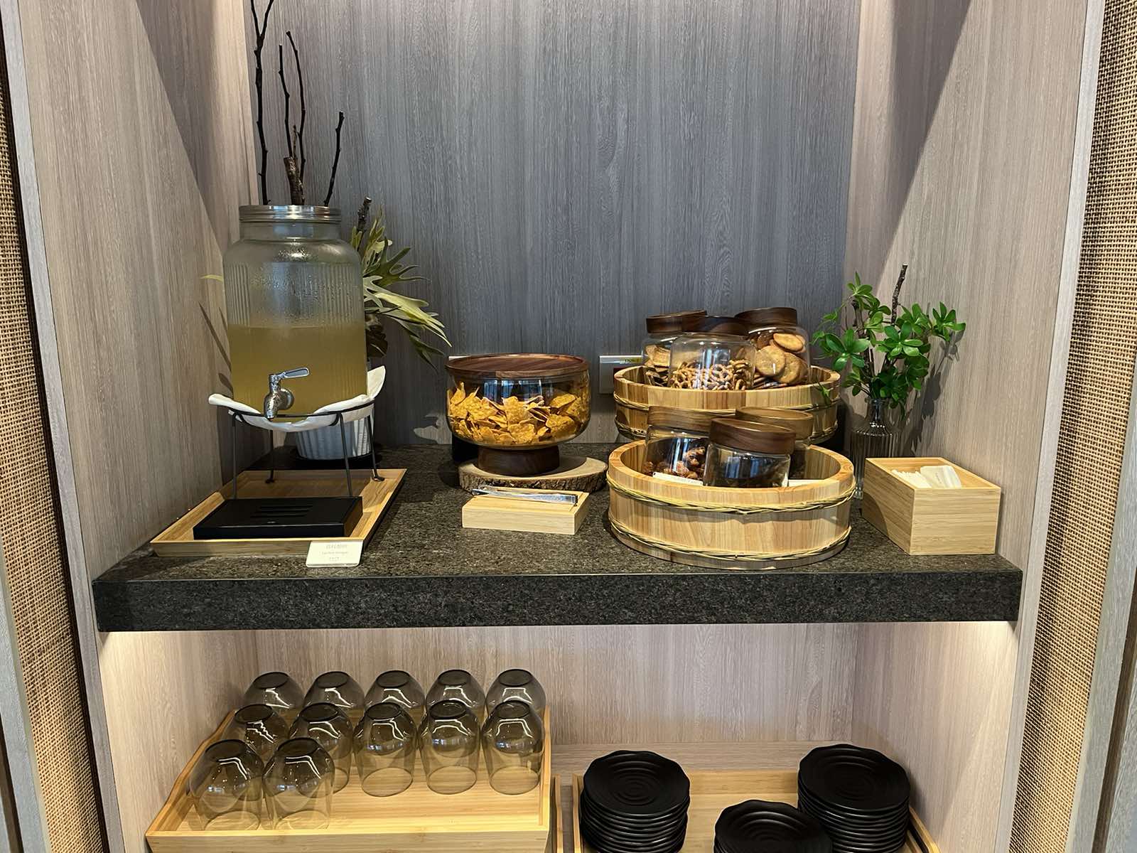 スナック、飲み物を無料提供