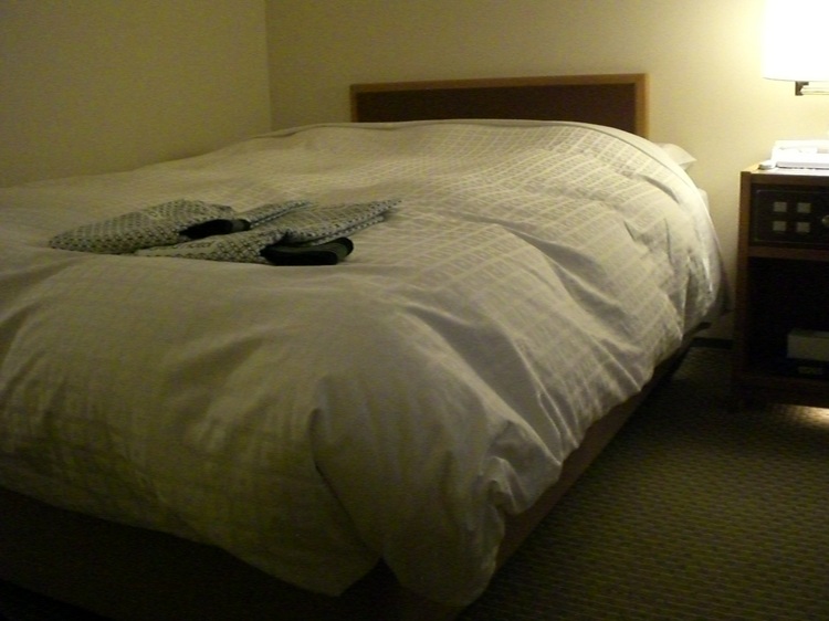 Semi-double bed