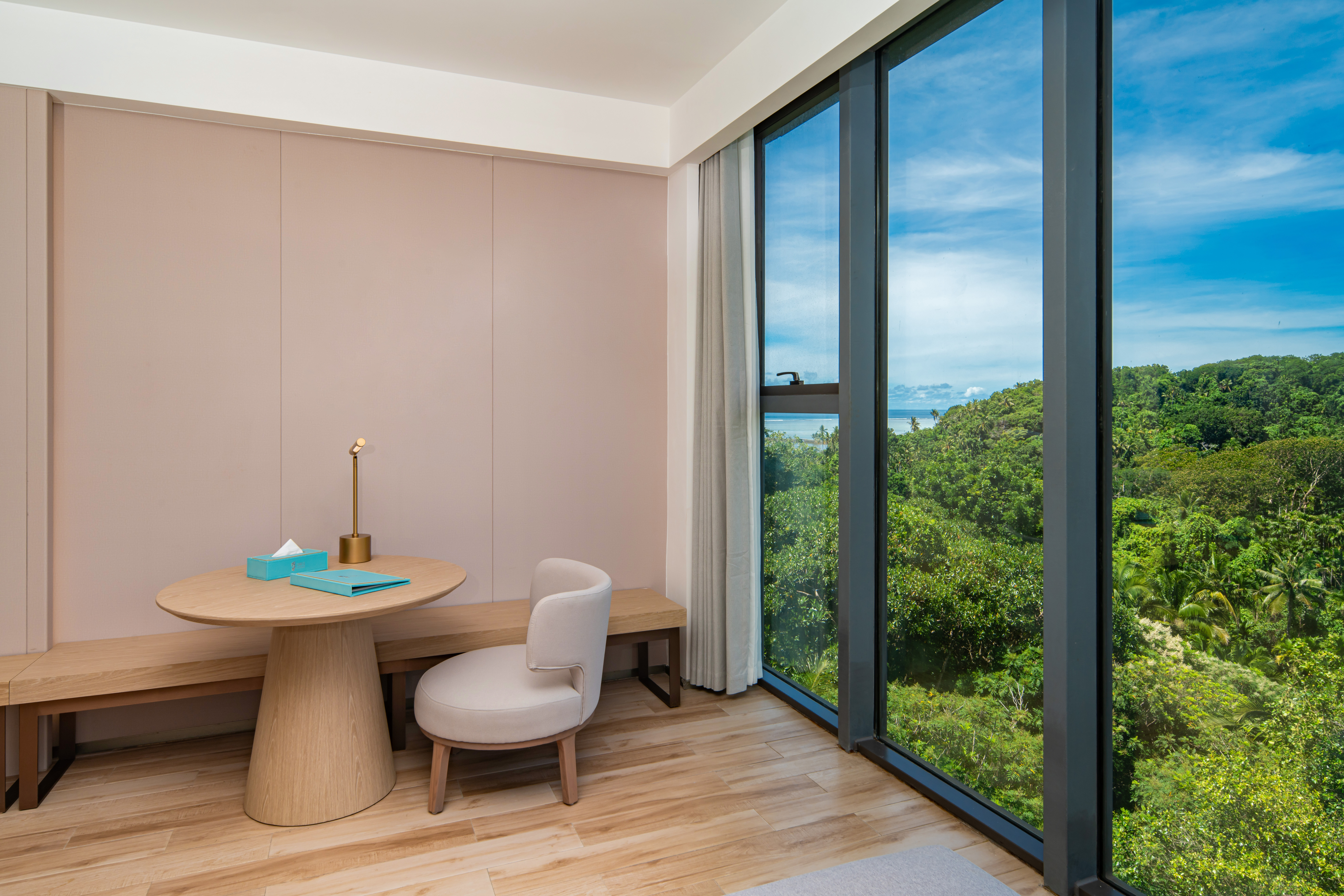 Deluxe Mountain & Ocean View