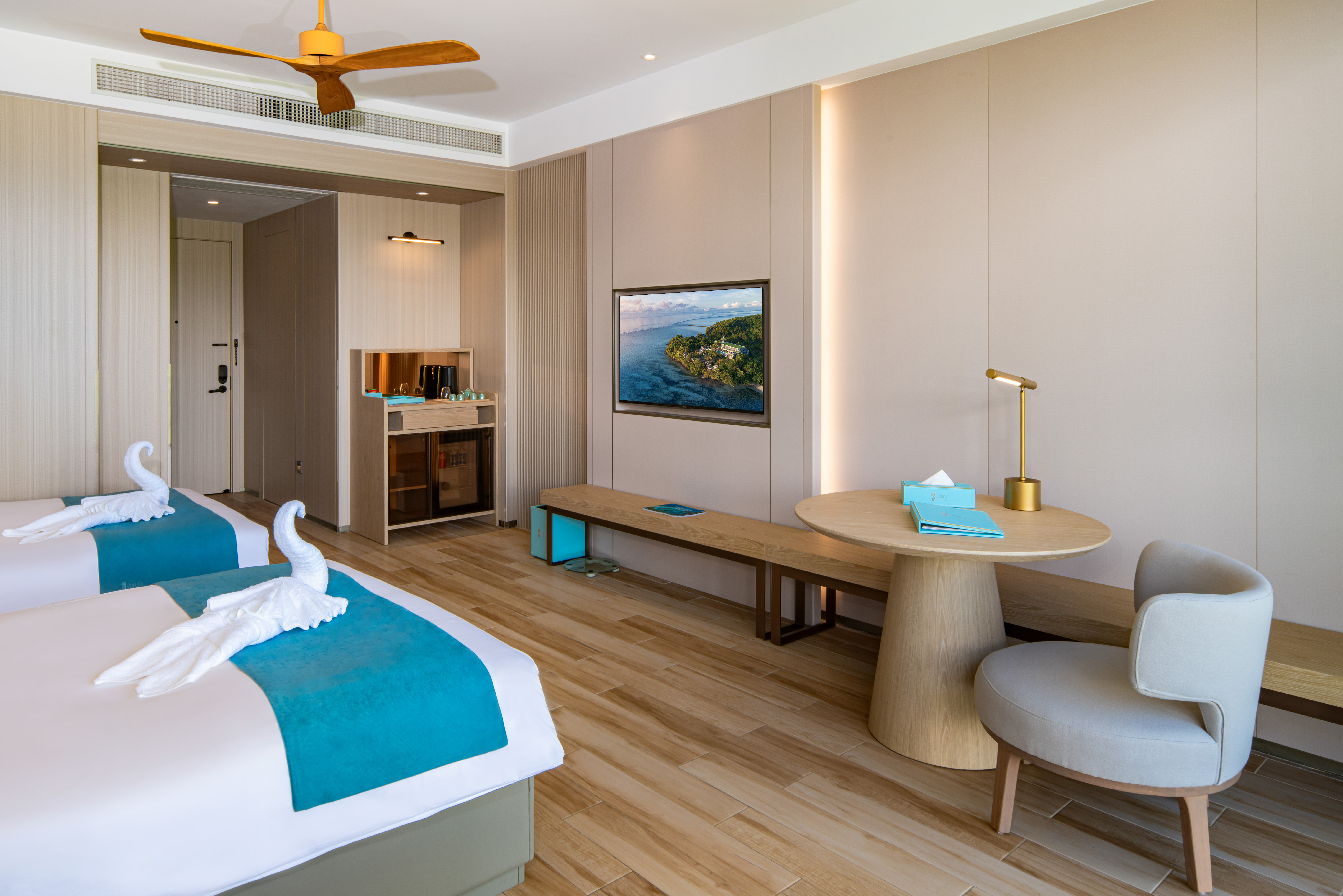 Deluxe Mountain & Ocean View