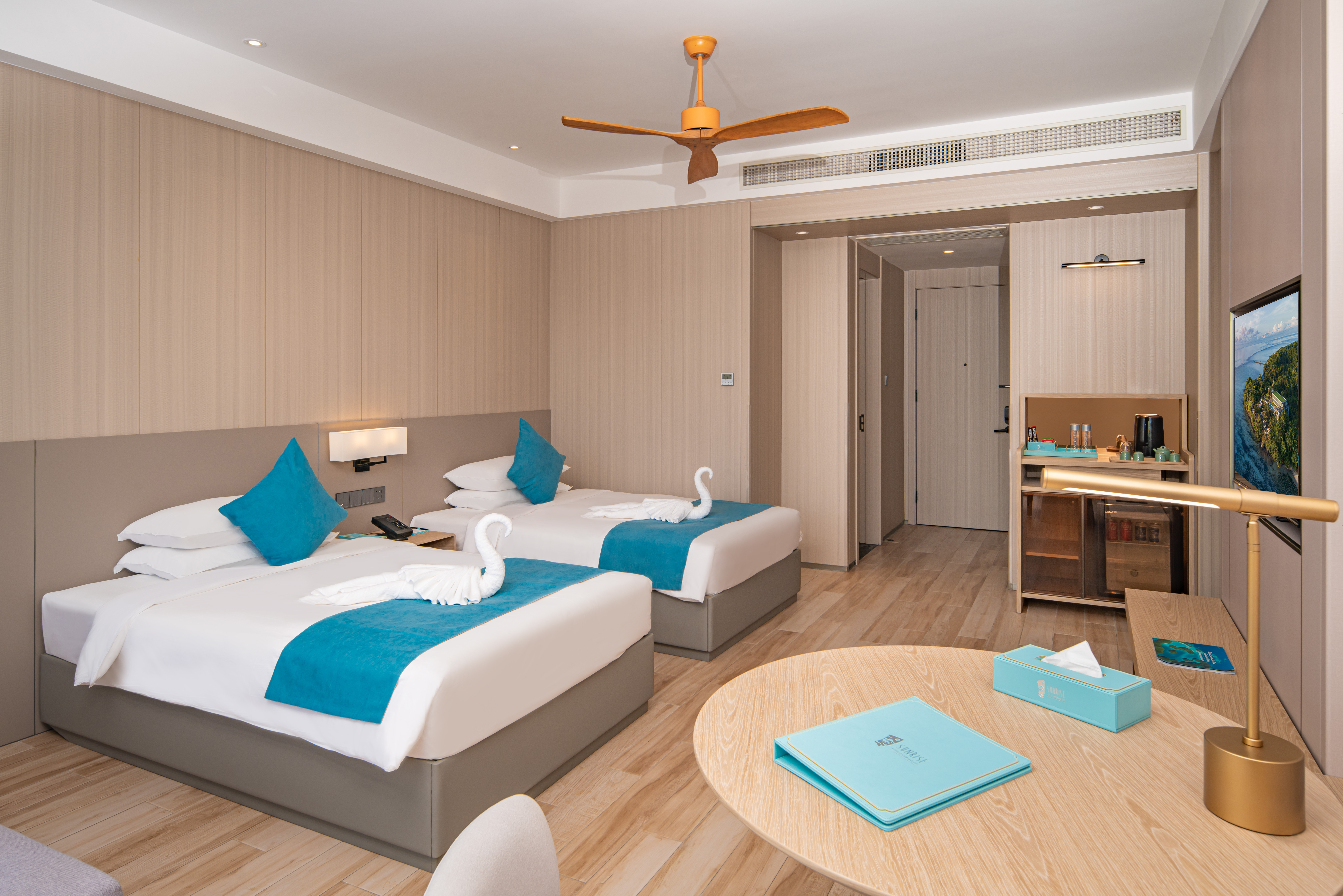 Deluxe Mountain & Ocean View