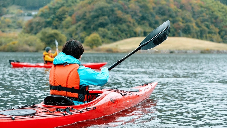 奥津湖カヤック体験■心地よい風を感じながら鏡野町の豊かな自然を満喫できます。