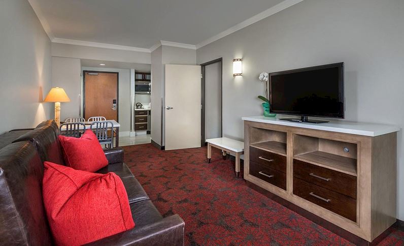 ☆キッチン付1ベッドルームスイート。広々としたリビングエリアもございます。