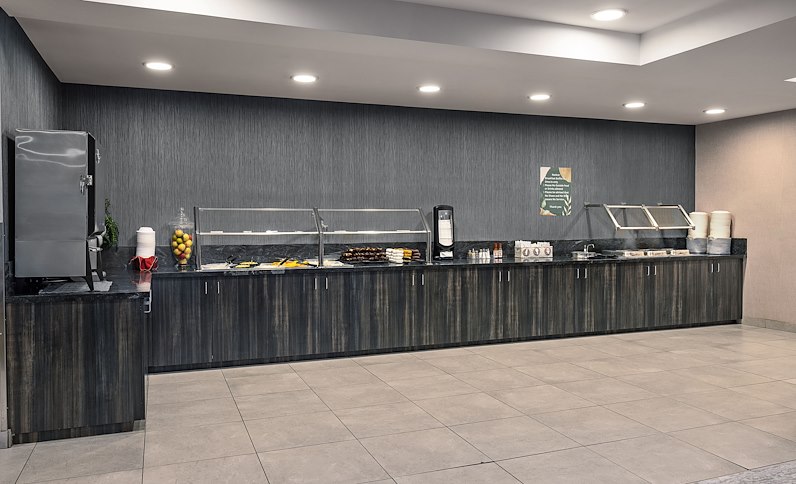 ☆朝食スペース。スクランブルエッグ、ソーセージ、フライドポテト、フルーツ、ワッフル、ヨーグルトなど。