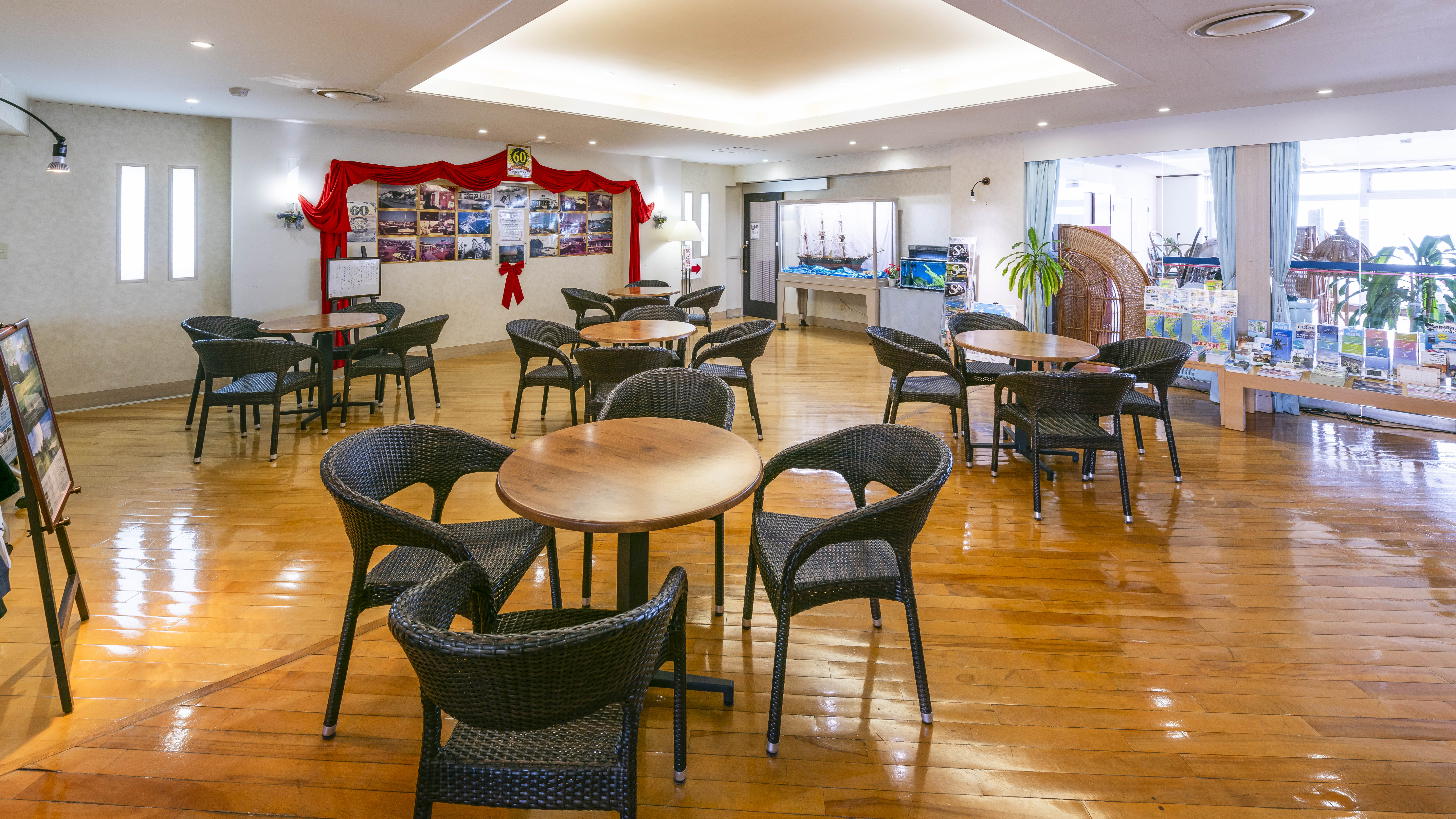 【ロビー】寛ぎスペースには三浦半島の観光パンフレットも多数取りそろえています。