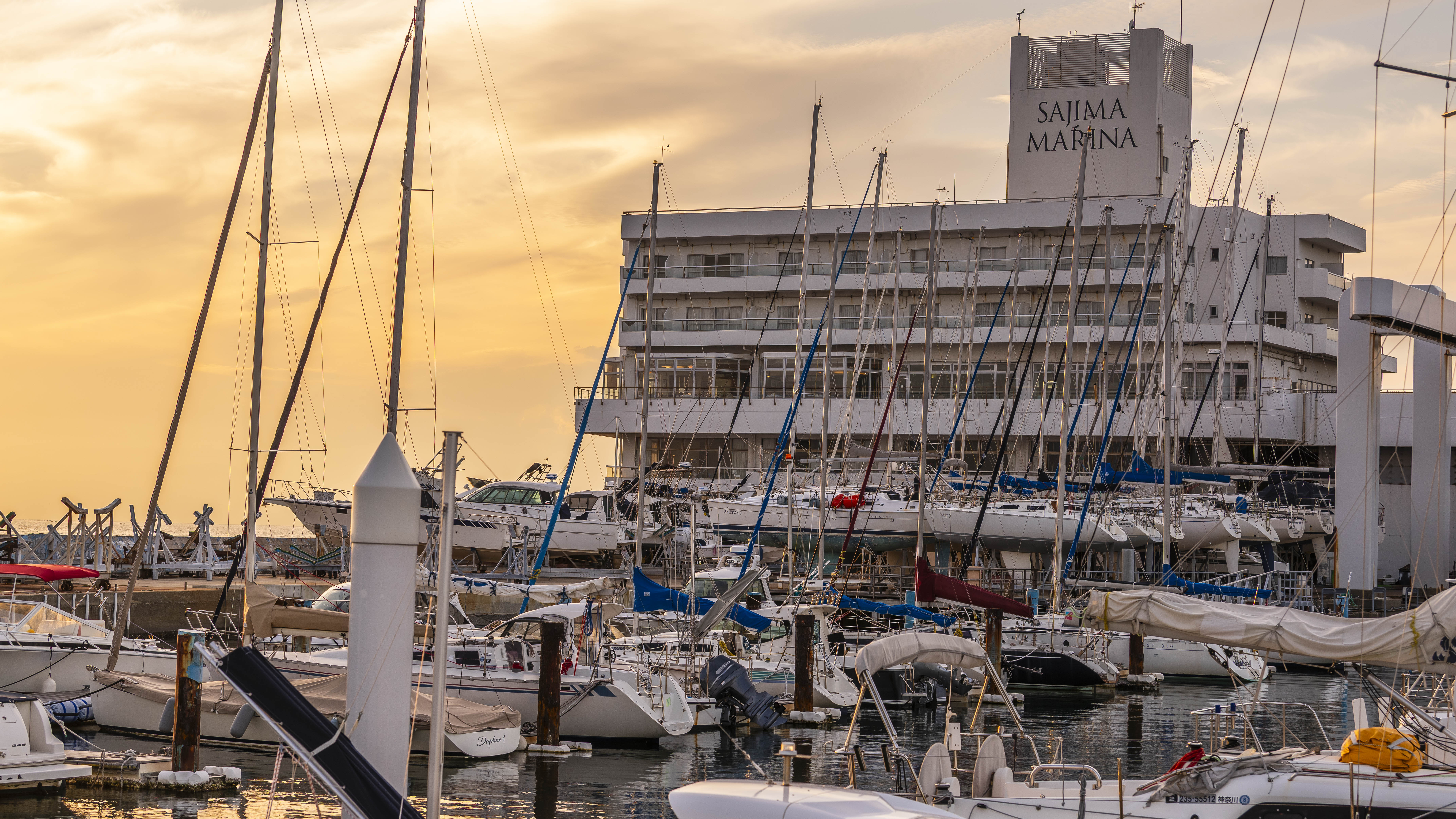 夕陽が映えるハーバー景観
