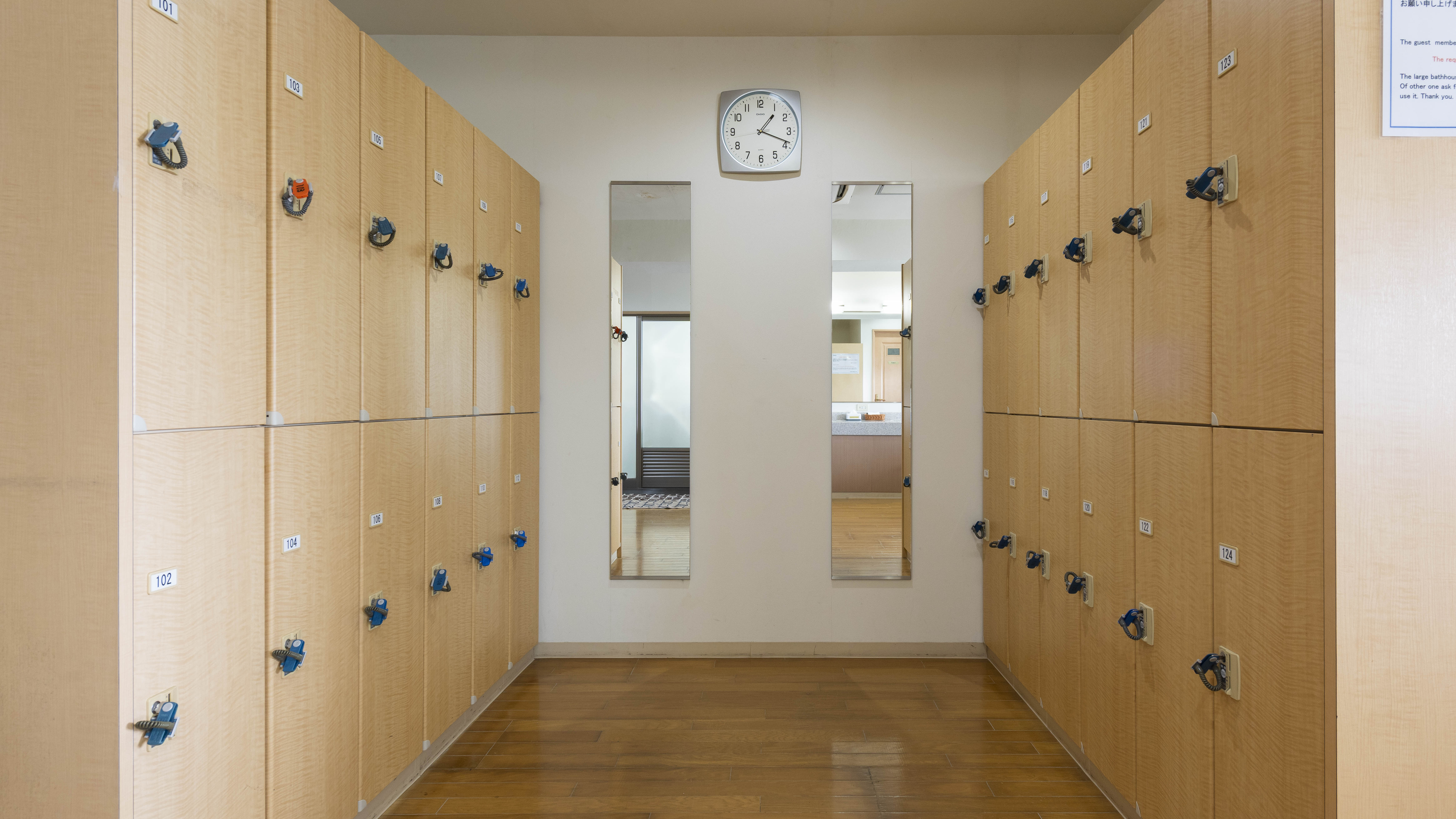 【男性展望風呂：脱衣所】100円リターン式のコインロッカーがございます。