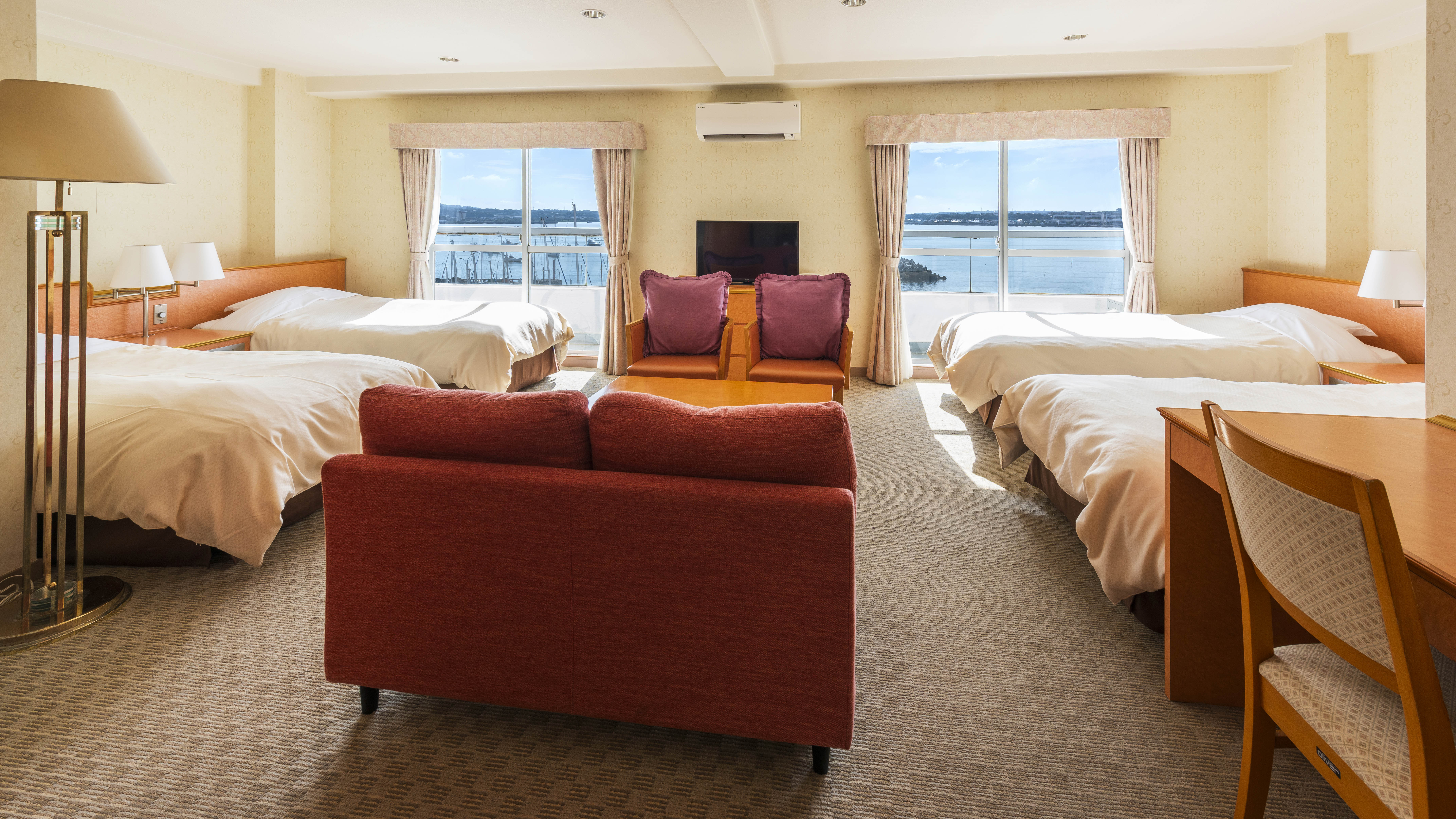 【ファミリールーム】38㎡（定員４名）５階に位置しハーバー側、富士山・江の島側と２部屋ございます。