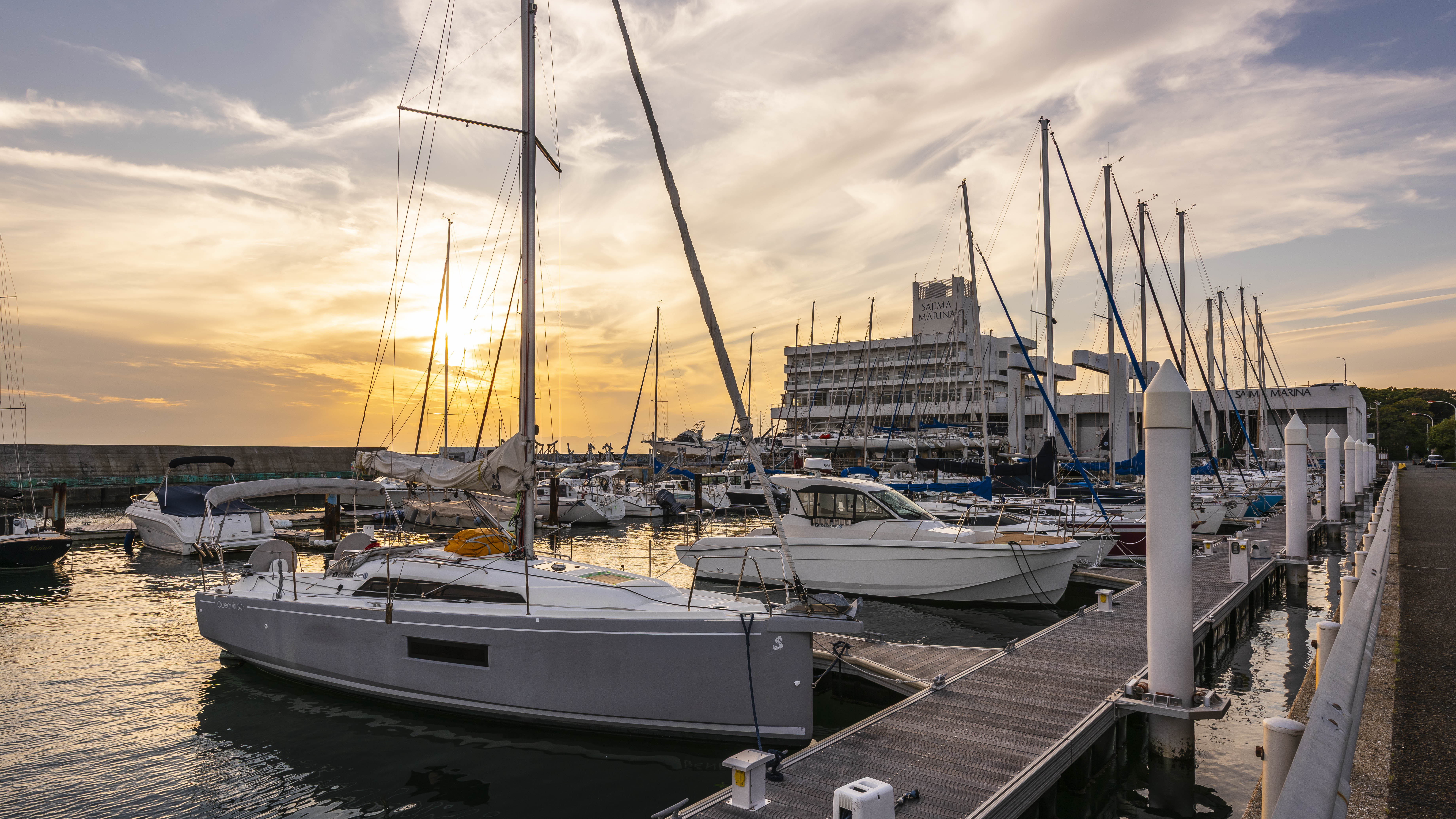 夕陽が映えるハーバー景観