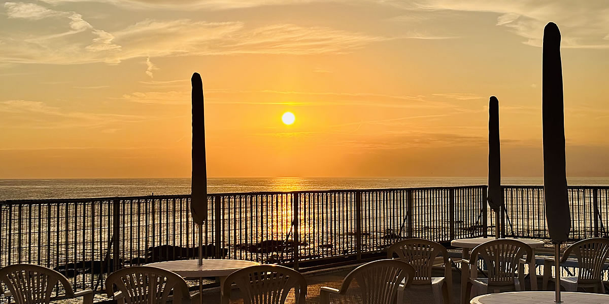 プールサイドからの夕陽