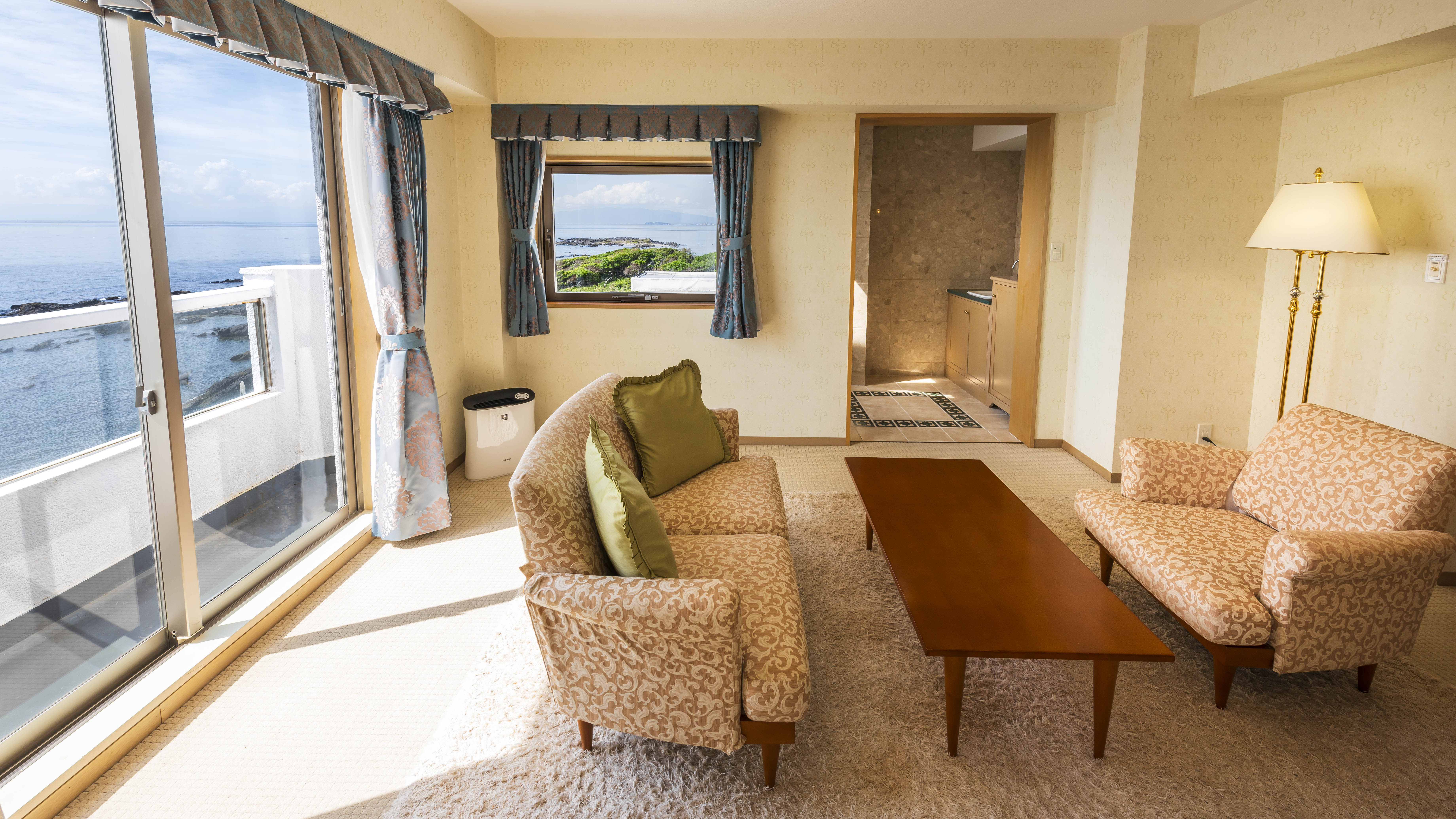 【スイートルーム】リビングとベッドルームがセパレートの広々空間。客室の窓からは相模湾一望。