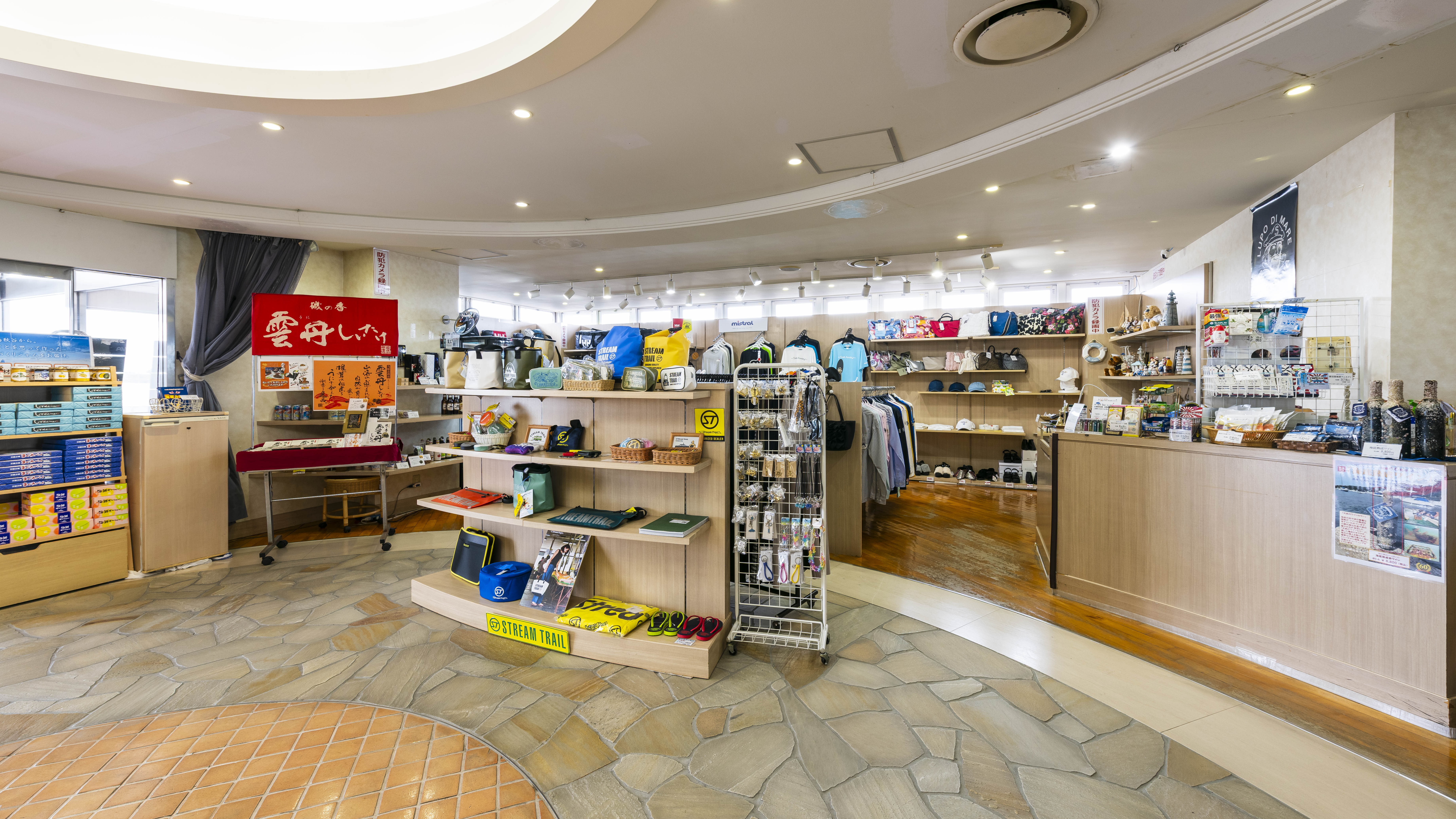 横須賀のお土産、小物、衣類まで多くの品を取りそろえております。