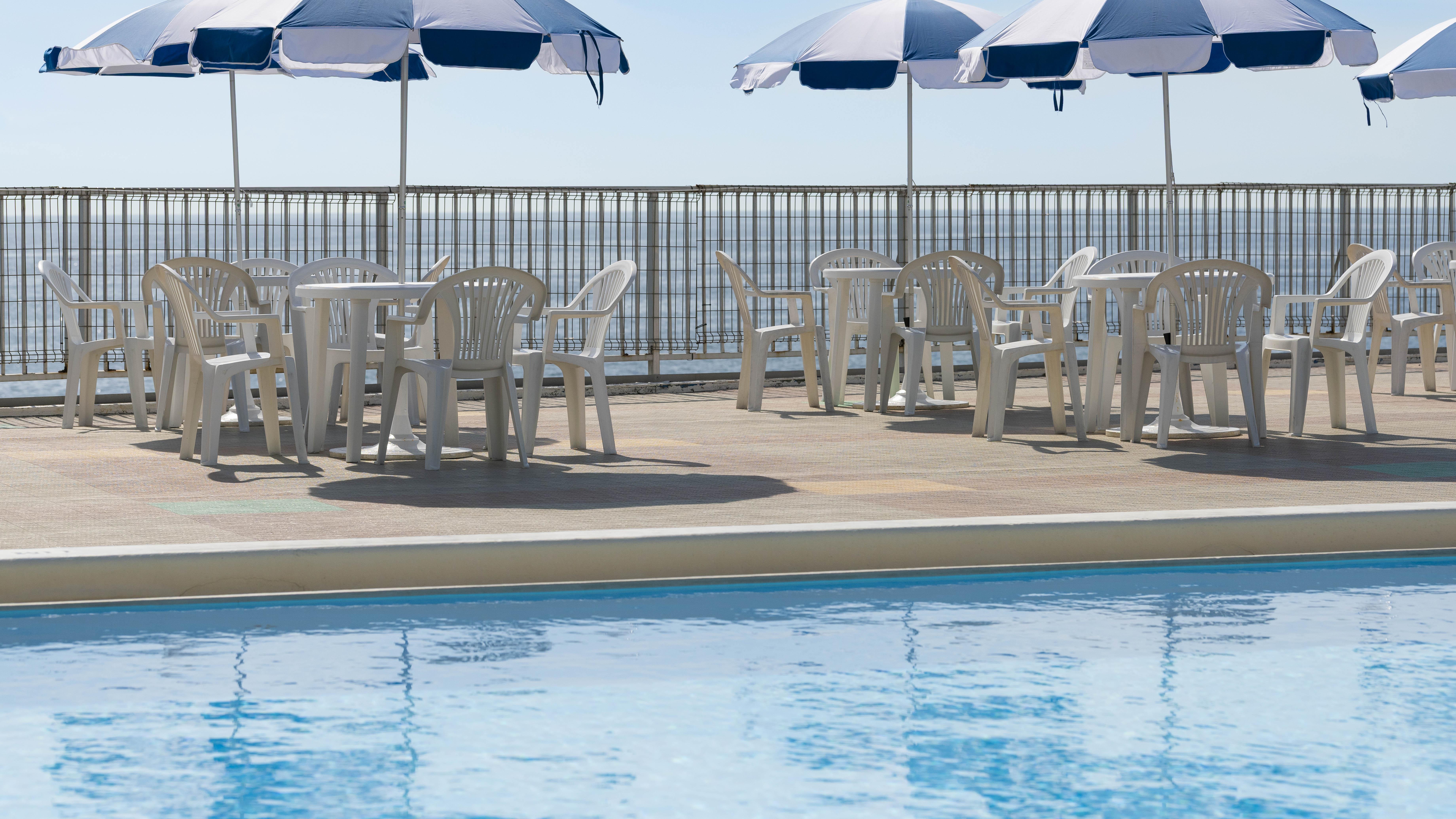 空と海。解放感と潮風が心地よいシーサイドプール。